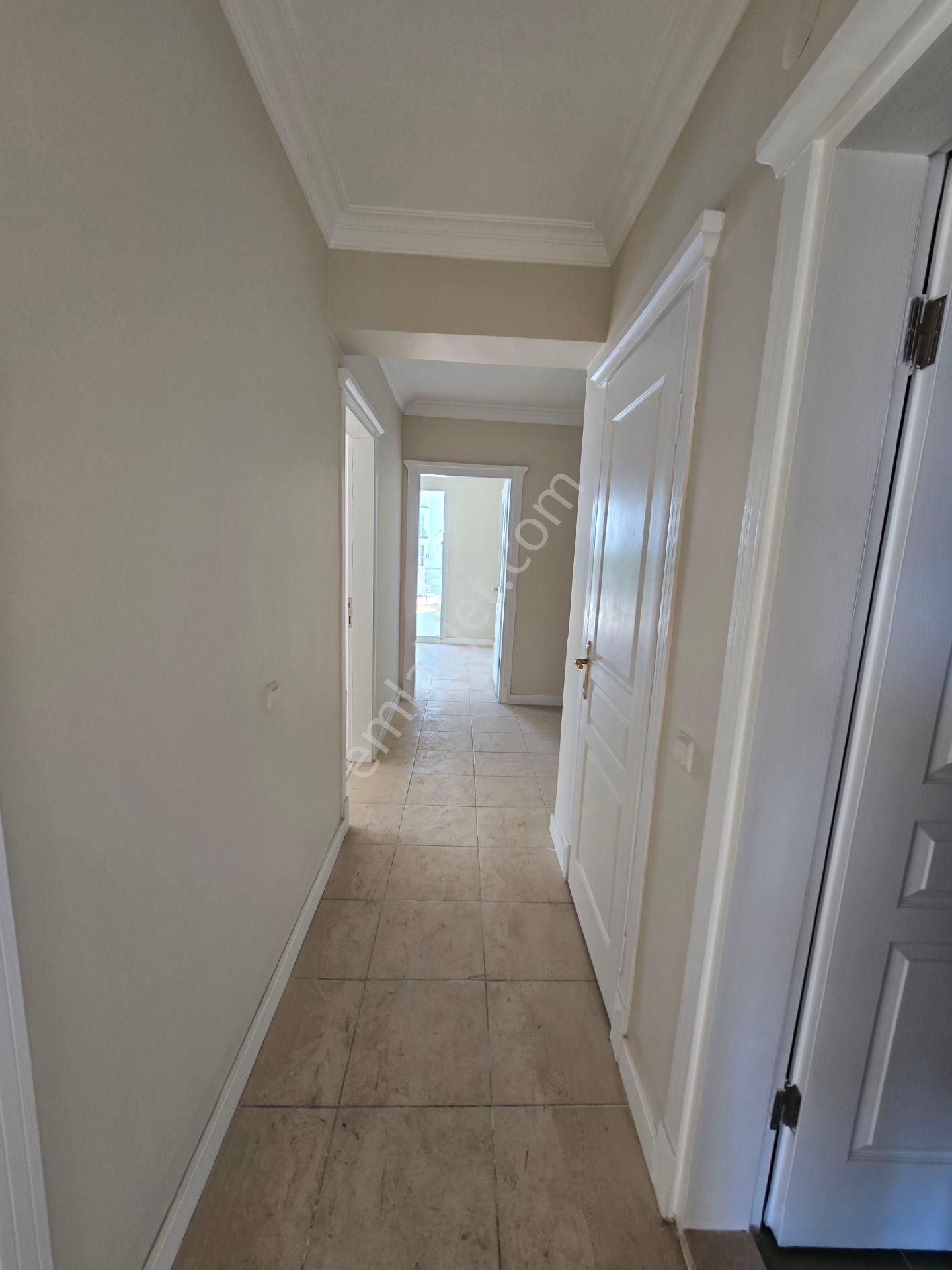 Kuşadası Merkezde Havuzlu Güvenlikli Sitede Arakat Kapalı Mutfaklı 3+1 135m2 Fırsat Daire - Görsel 18