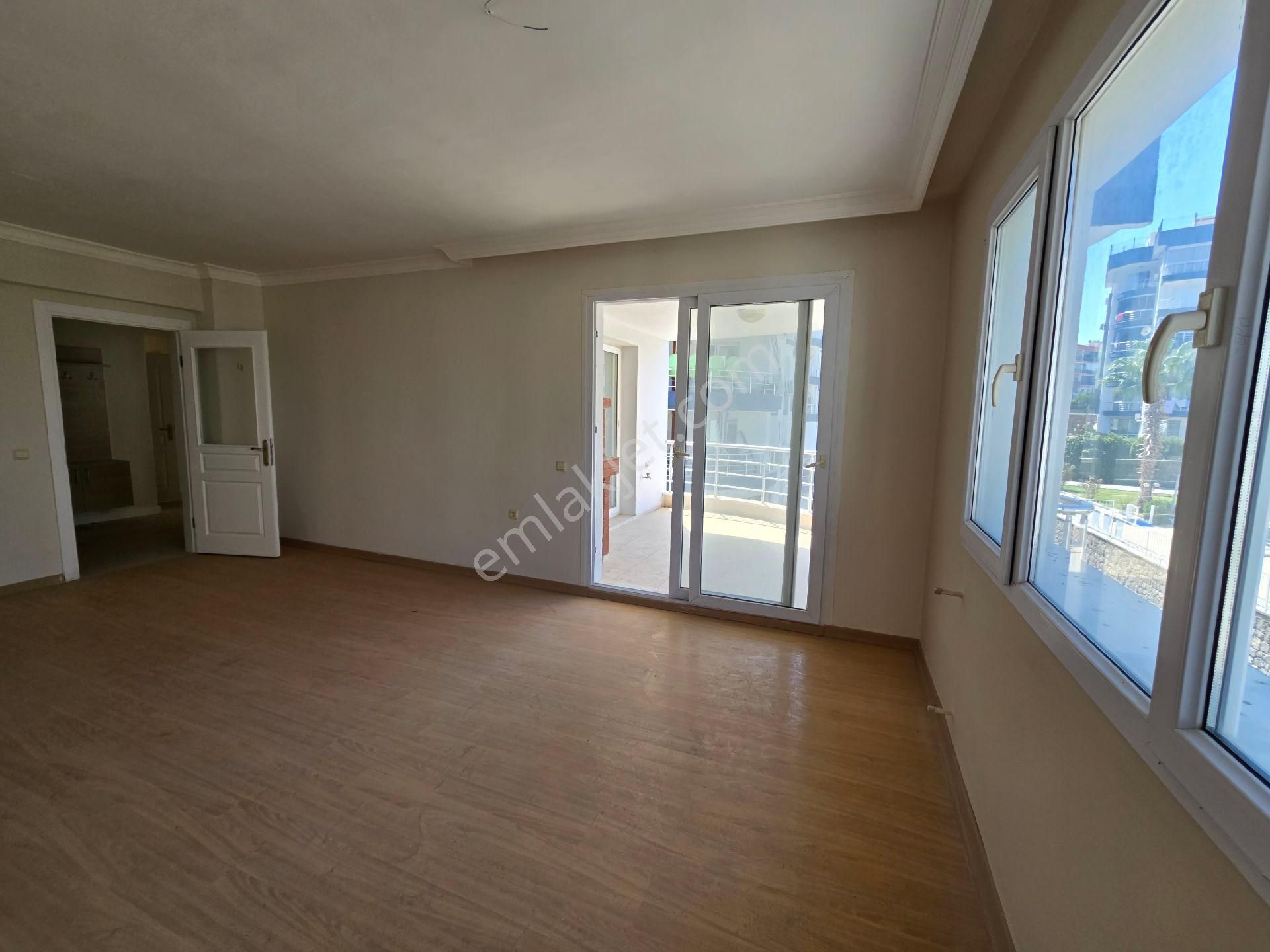 Kuşadası Merkezde Havuzlu Güvenlikli Sitede Arakat Kapalı Mutfaklı 3+1 135m2 Fırsat Daire - Görsel 10