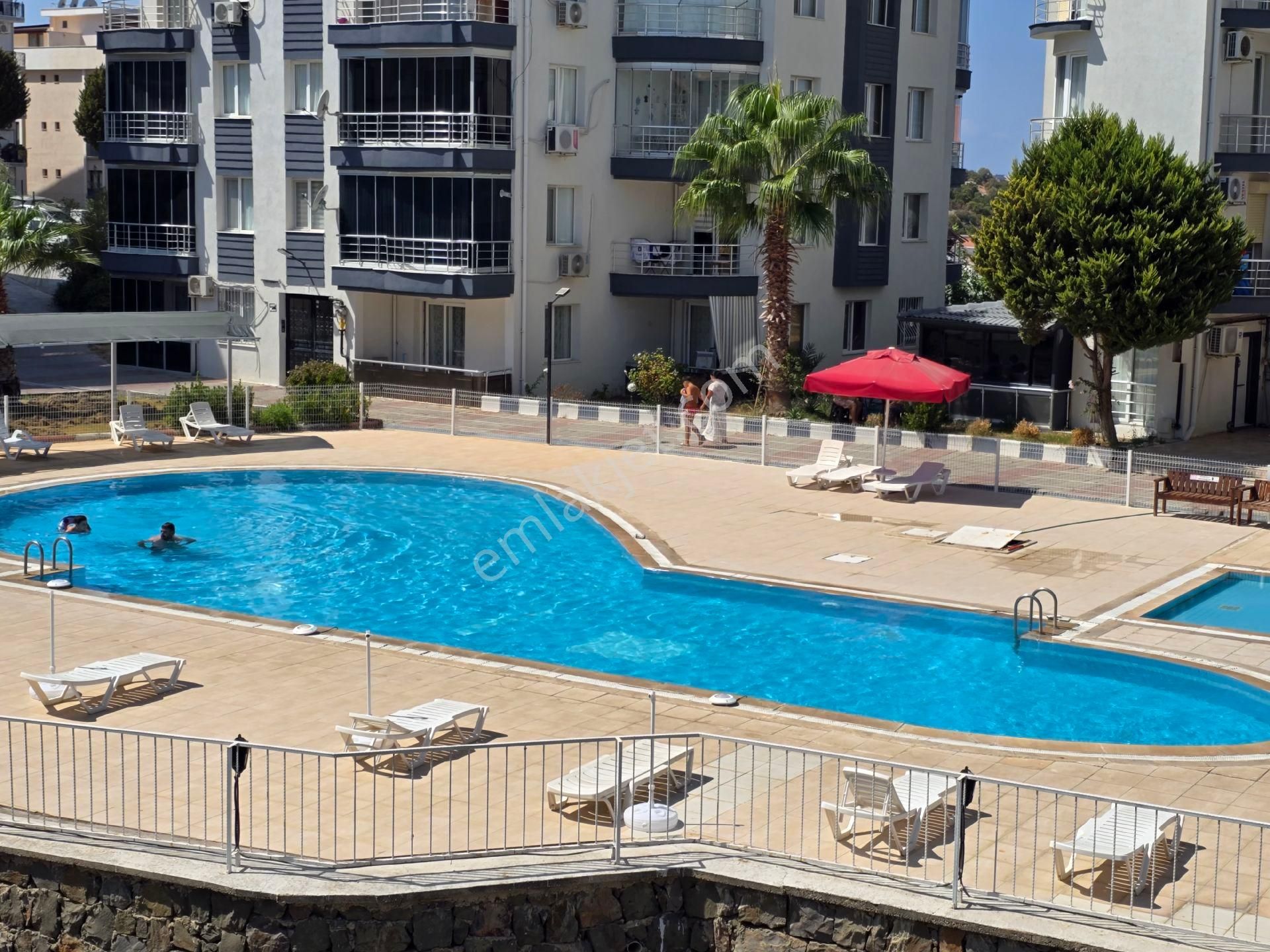 Kuşadası Merkezde Havuzlu Güvenlikli Sitede Arakat Kapalı Mutfaklı 3+1 135m2 Fırsat Daire