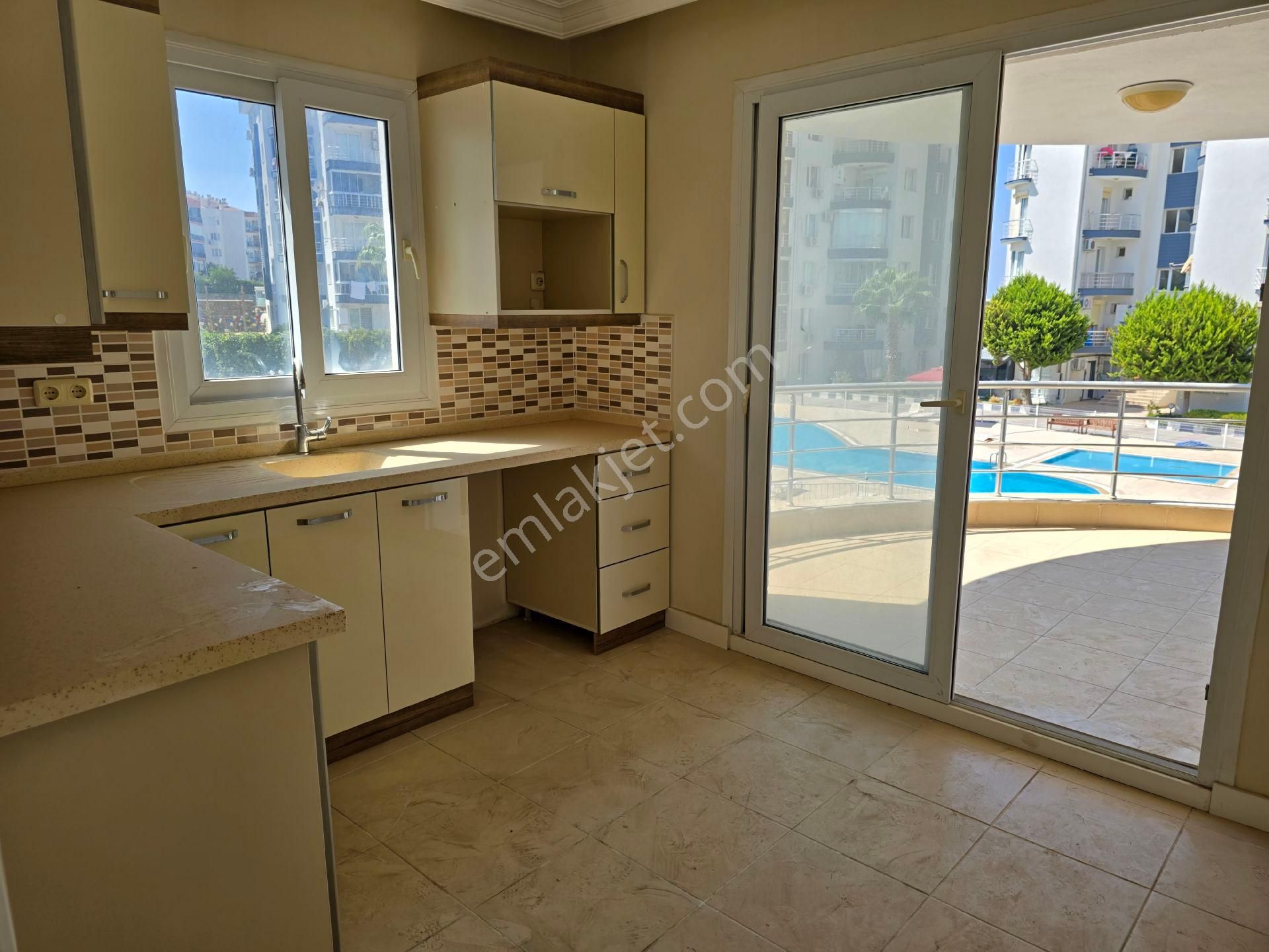 Kuşadası Merkezde Havuzlu Güvenlikli Sitede Arakat Kapalı Mutfaklı 3+1 135m2 Fırsat Daire - Görsel 2