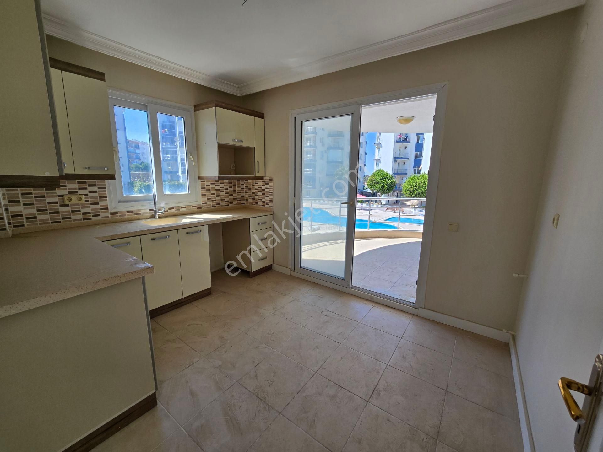 Kuşadası Merkezde Havuzlu Güvenlikli Sitede Arakat Kapalı Mutfaklı 3+1 135m2 Fırsat Daire - Görsel 4