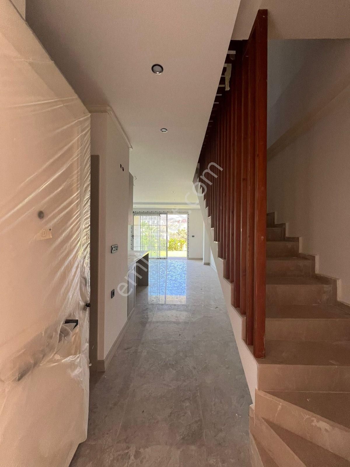 Kuşadasında Ultralux Güvenlikli Elit Havuzlu Sitede 1+1 2+1 Özel Bahçeli Dubleks Daireler - Görsel 15