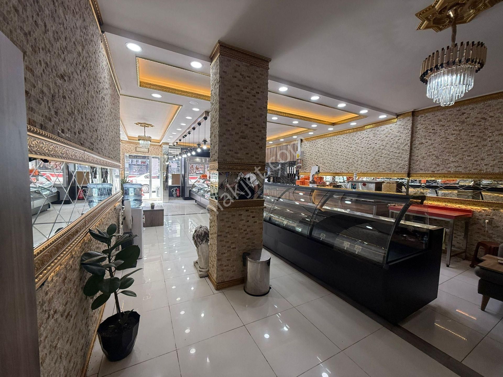 Bal Gayrimenkulden-atatürk Caddesinde 300 M2 Devirli Dükkan