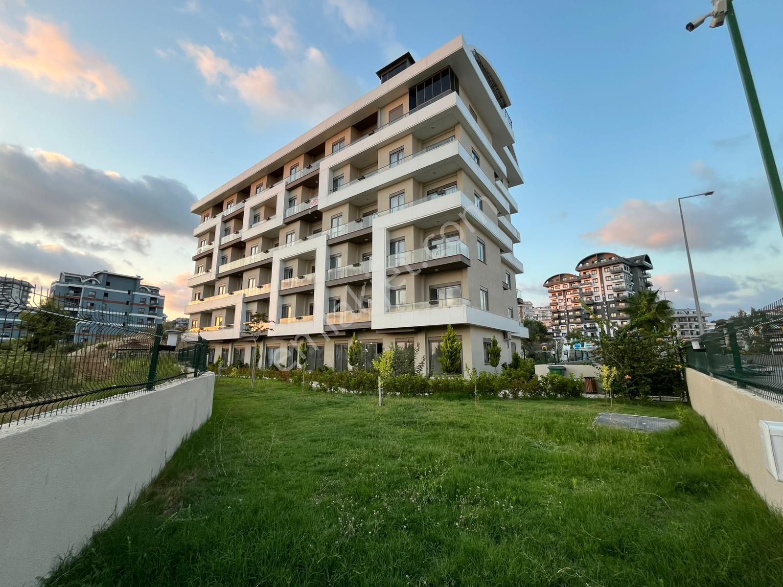 Avsallar Mh Aktiviteli Sitede Bahçeli 1+1 Satılık Daire - Görsel 2