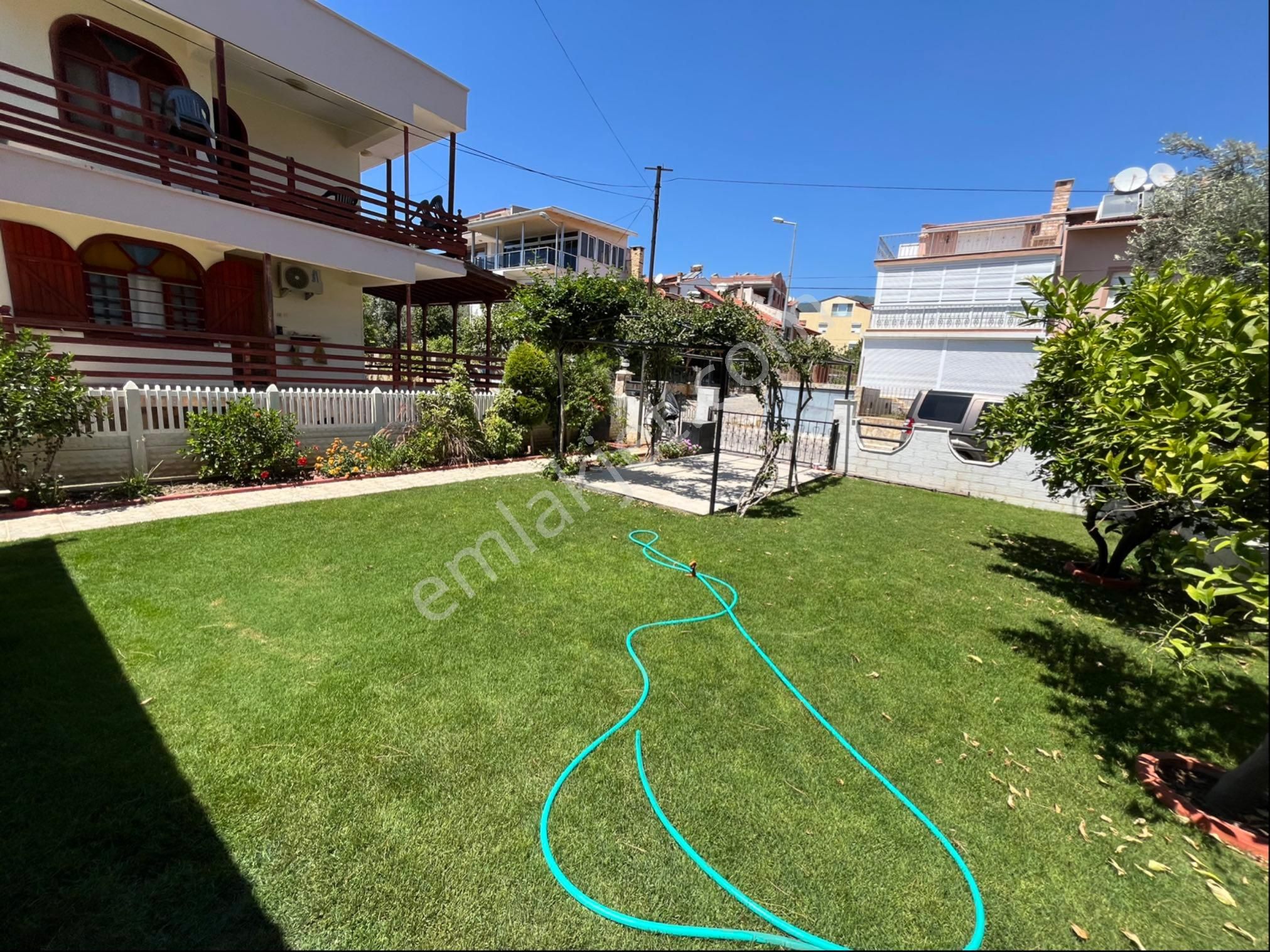 Çukuraltında Denize Sıfır Müstakil Bahçeli Villa