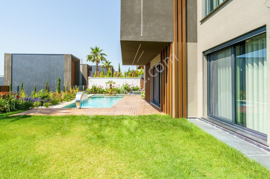 Kuşadası'nda Herşeyiyle Olağanüstü Satılık 4+1 Villa - Görsel 2