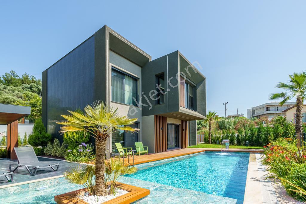 Kuşadası'nda Herşeyiyle Olağanüstü Satılık 4+1 Villa