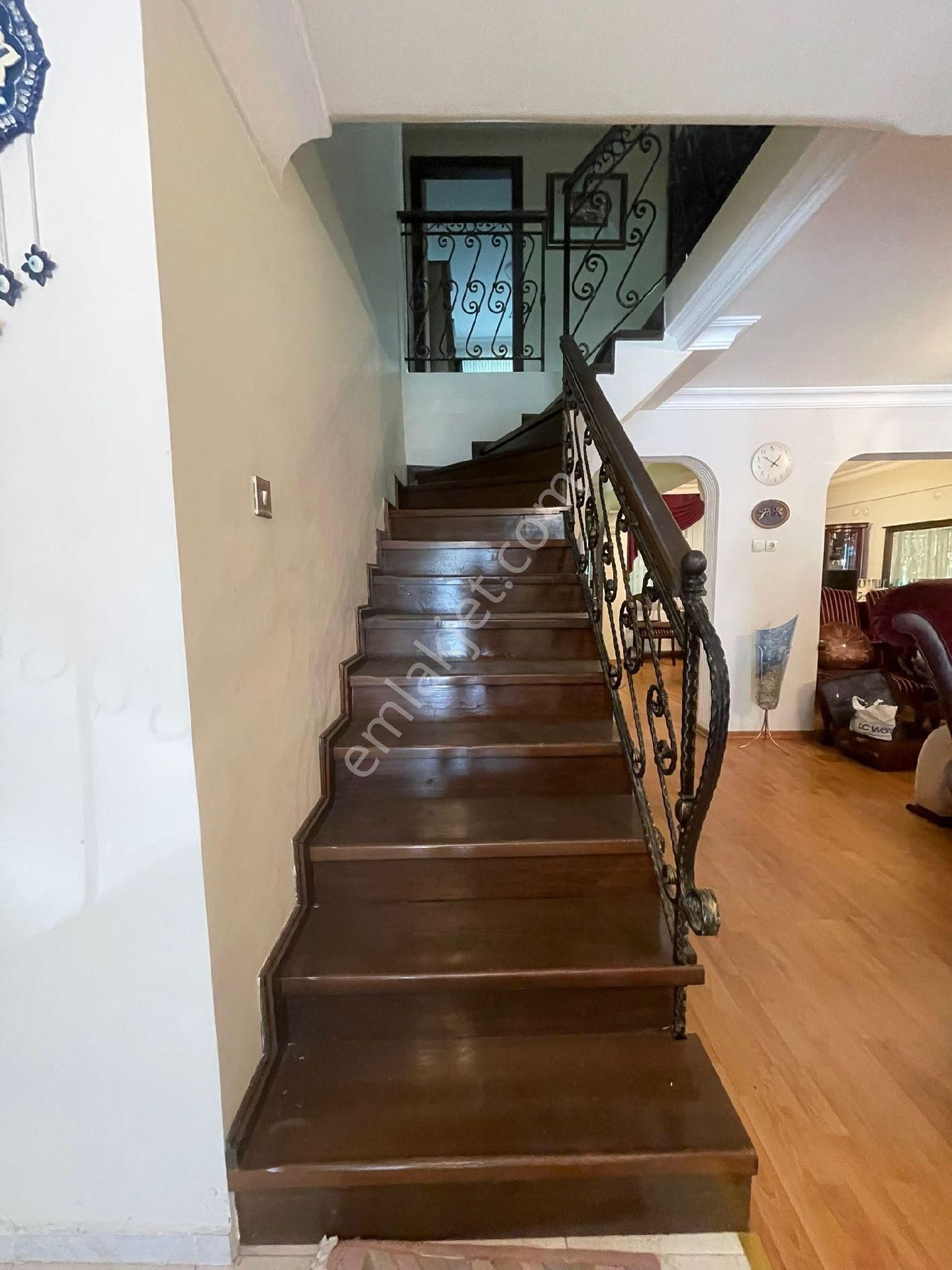 Karşıyaka Girne Bulvarı Paralel Sokağında