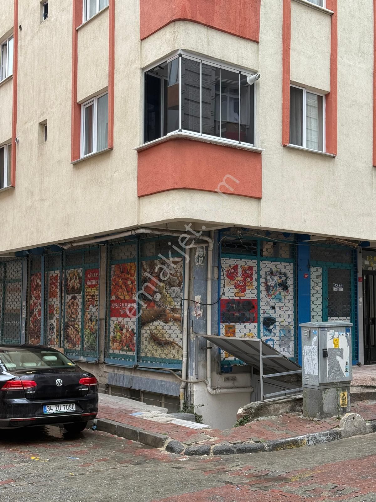 (acill) Yenibosna Cuma Pazarın'da Satılık Küşe Dükkan