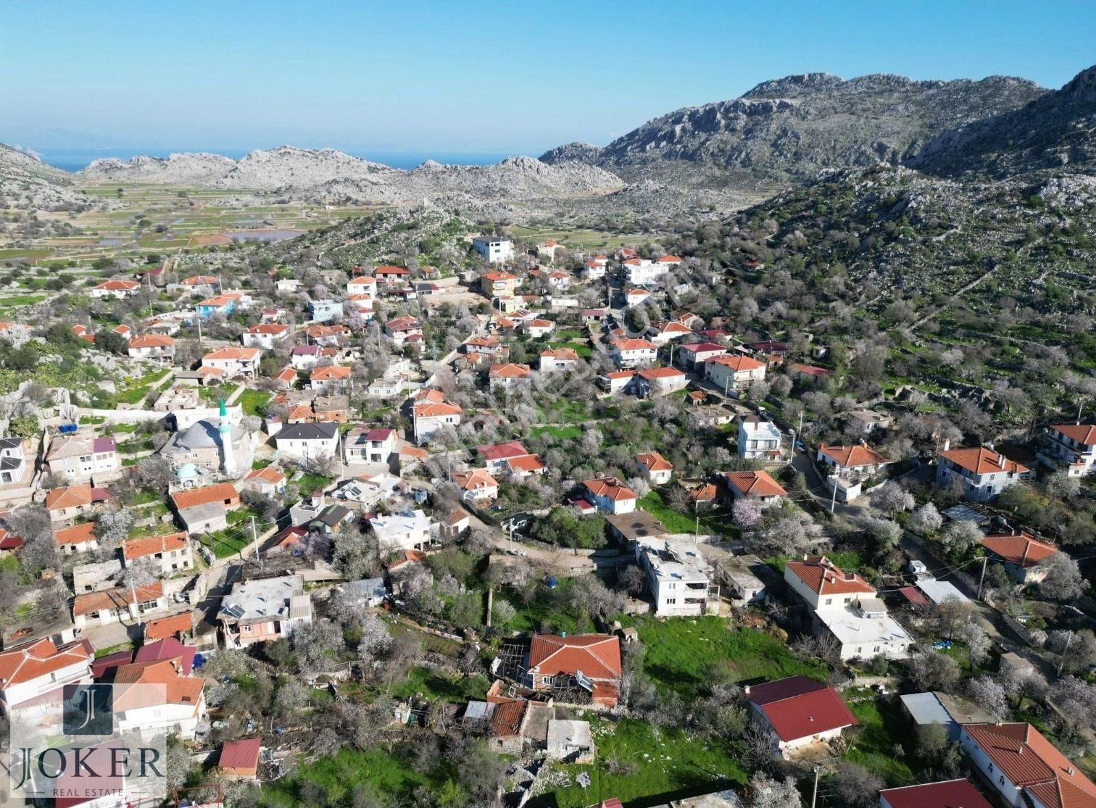 Joker: Taşlıca Köy İçinde Yol Cepheli Avantajlı Satılık Tarla