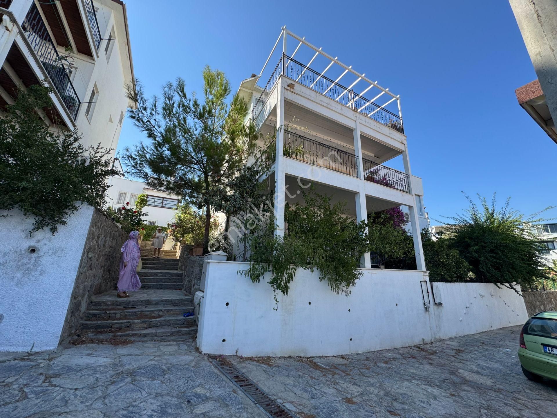 Bodrum Bitez'de Satılık Havuzlu, Deniz Manzaralı Tripleks Villa