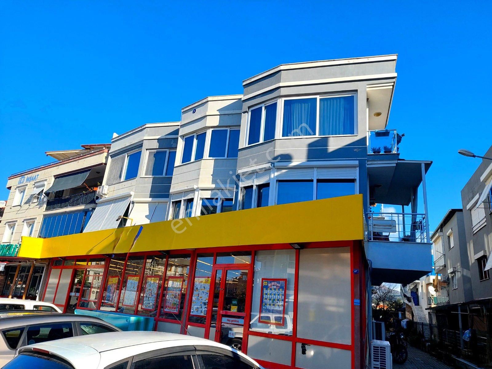 Seferihisar Ürkmez Merkezde Satılık 3 + 1 Geniş Ferah Kullanışlı Daire