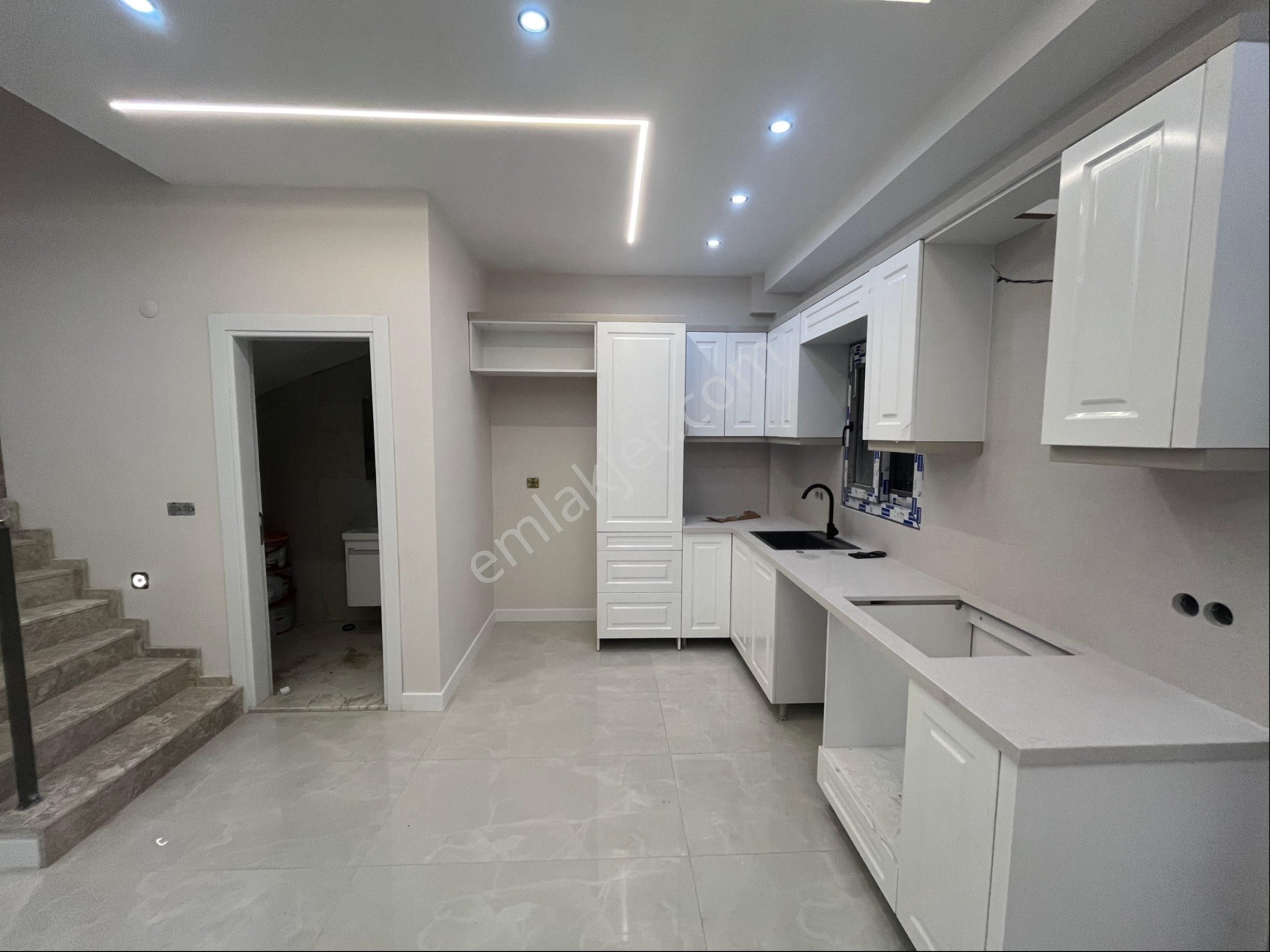 Ortamahallede Köşe Geniş Bahçeli Lüks Villa - Görsel 14