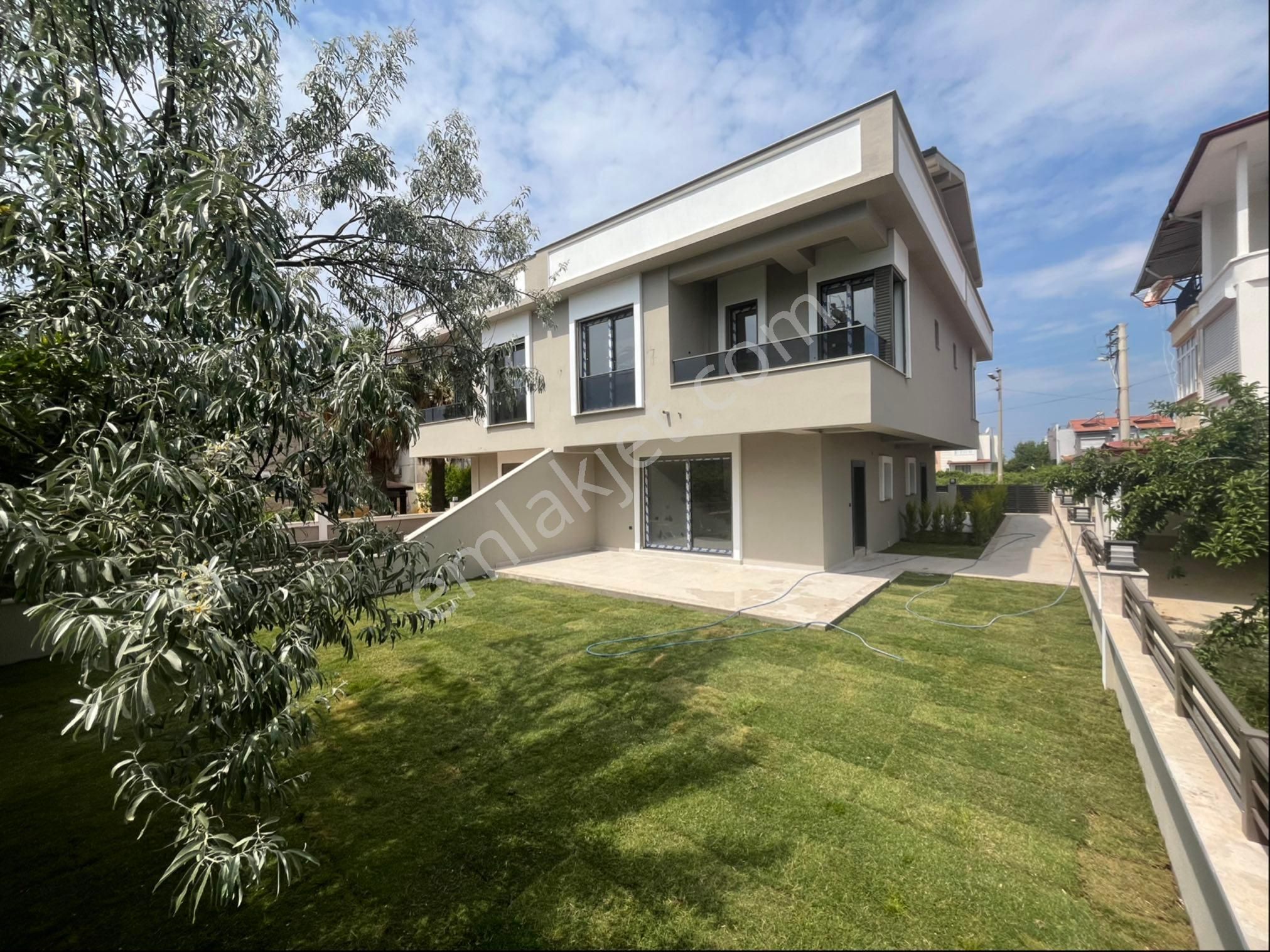 Ortamahallede Köşe Geniş Bahçeli Lüks Villa - Görsel 2