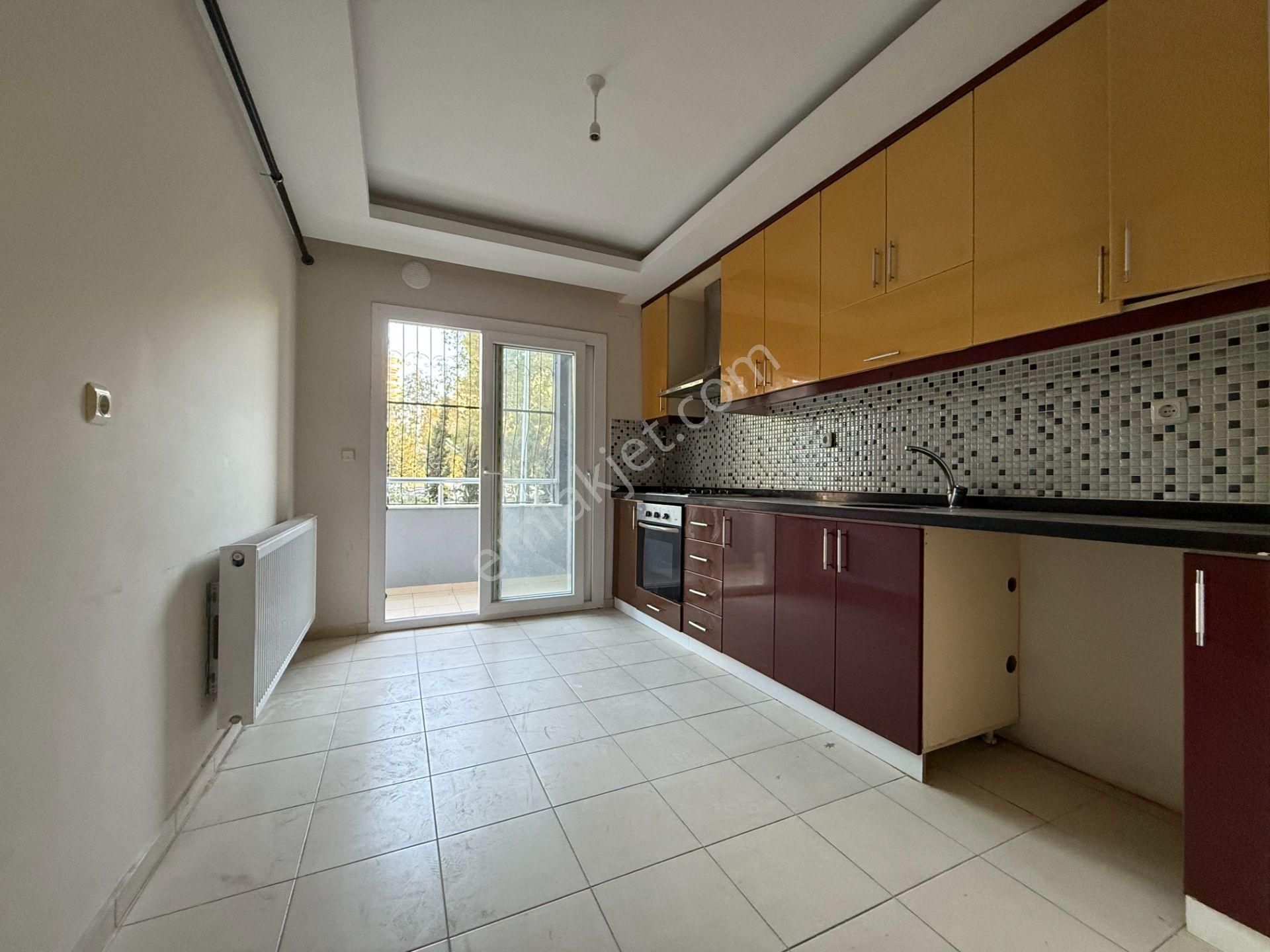 Toros Mah. 3+1 165 M2 Doğalgaz-kapalı Mutfak-kiler-hasarsız Kiralık Daire