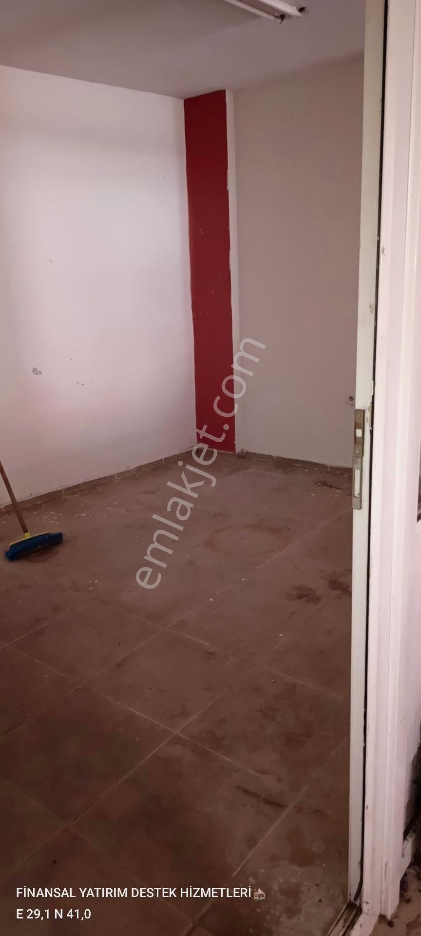 Ümraniye Tepeüstü Tavukçuyolu Caddesi Üzerinde Depo Daire Elektrik Su Mevcut Bekara Çalışana Kiralık - Görsel 2