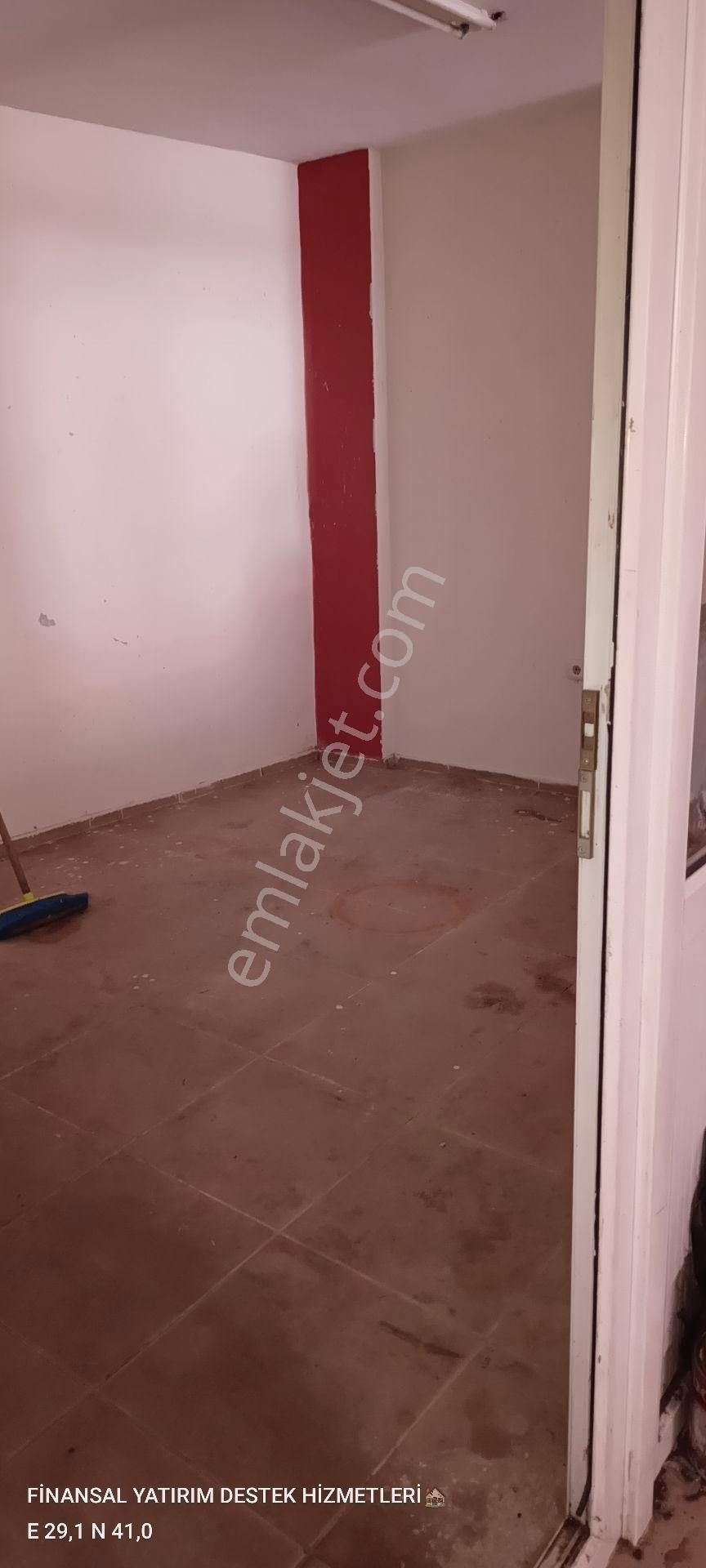 Ümraniye Tepeüstü Tavukçuyolu Caddesi Üzerinde Depo Daire Elektrik Su Mevcut Bekara Çalışana Kiralık