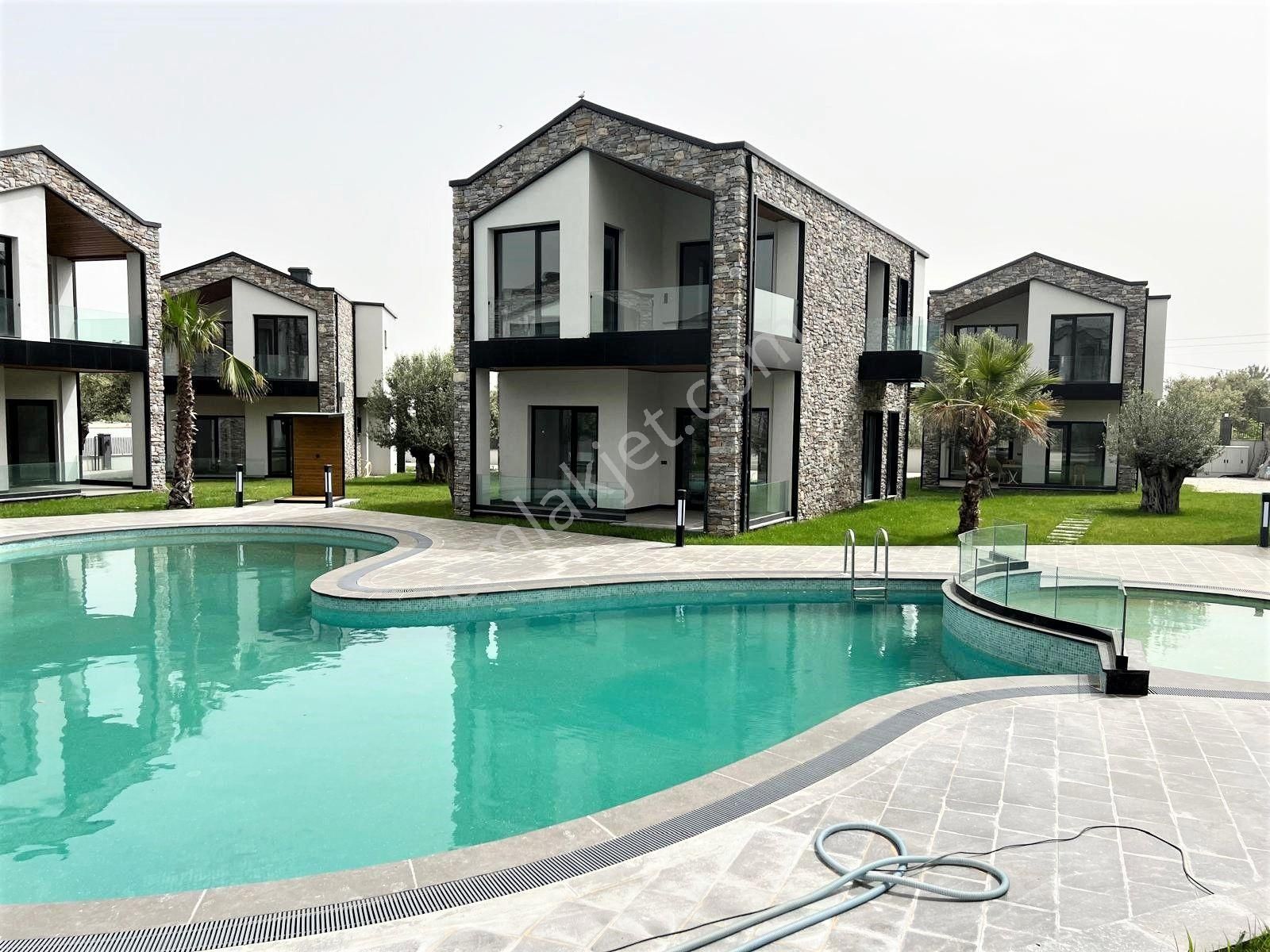 Akçay Aras Emlaktan Gürede Havuzlu Site İçi Müstakil Villalar