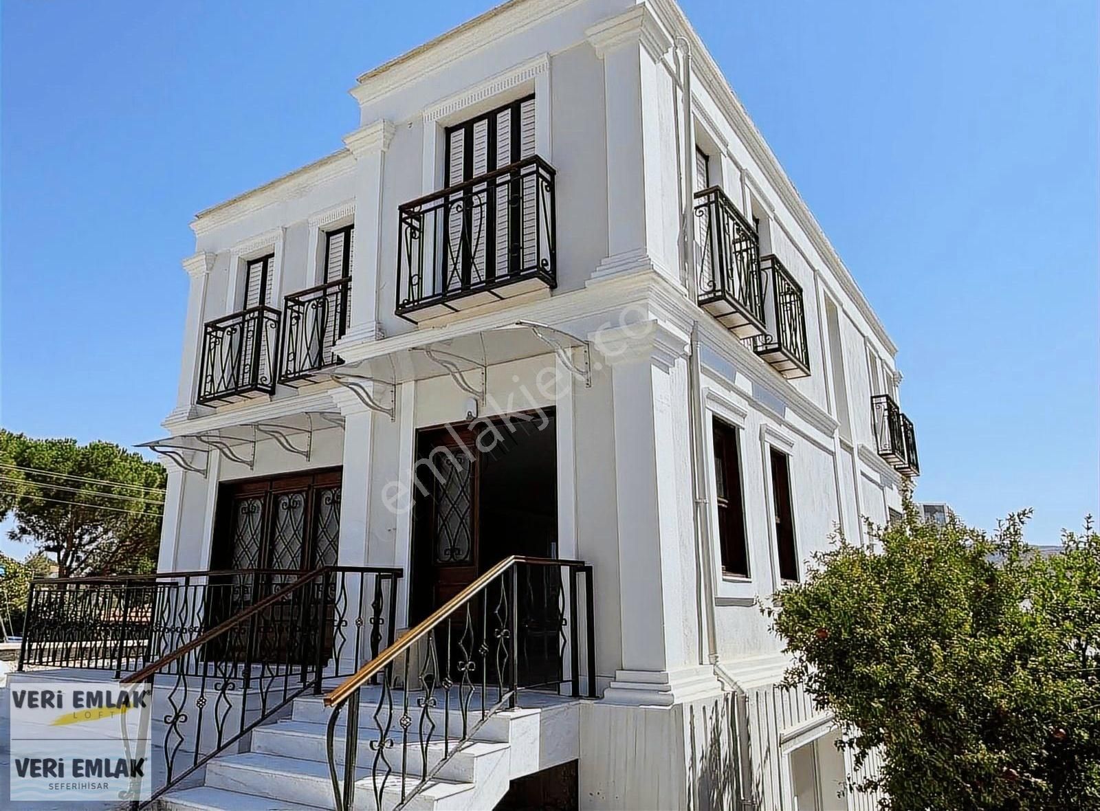 Urla Bademlerde 7+1 300m2 Asansörlü Satılık Tripleks Villa