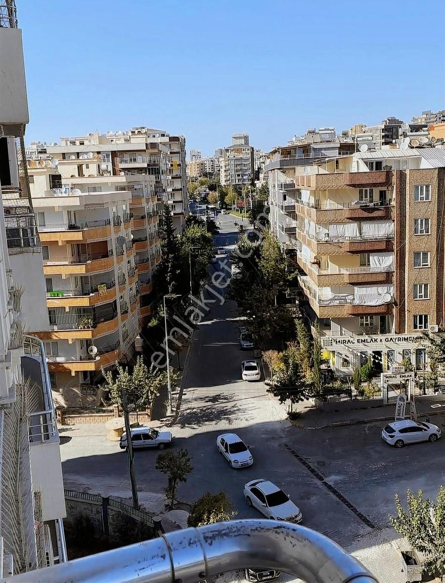 Cadde 17 Emlaktan Satılık 4+1 Merkezi Konumda Daire Fırsatı - Görsel 2