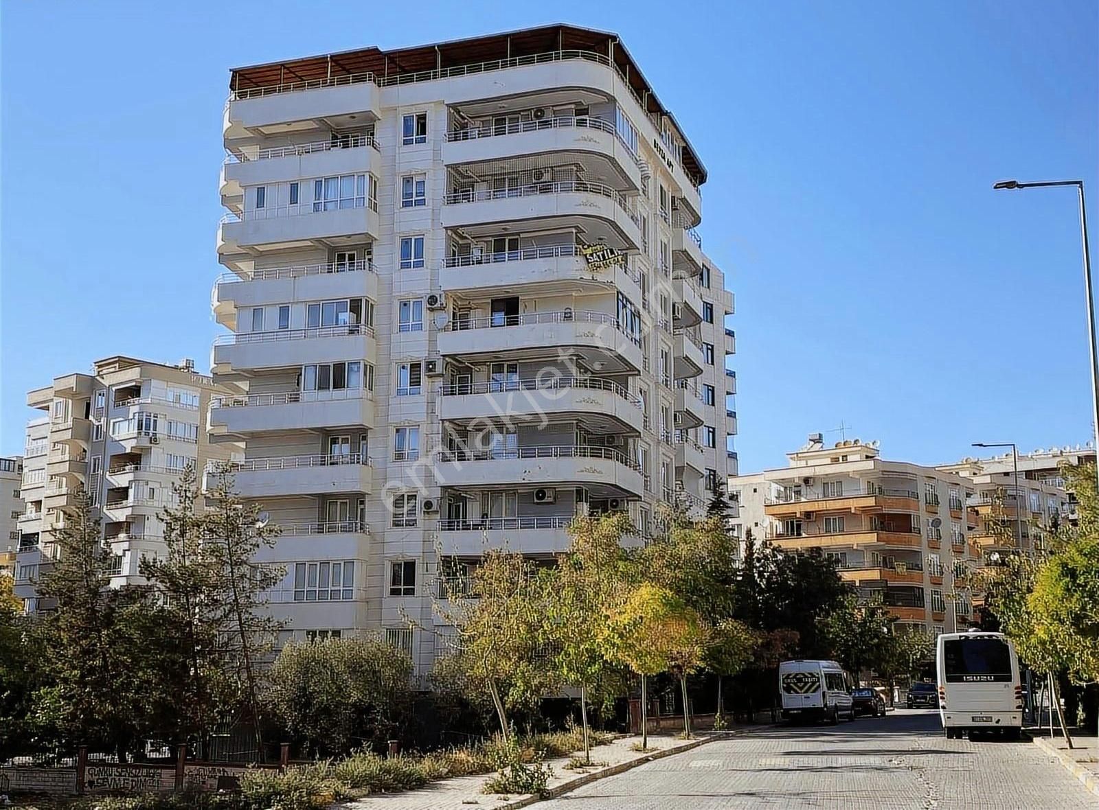 Cadde 17 Emlaktan Satılık 4+1 Merkezi Konumda Daire Fırsatı