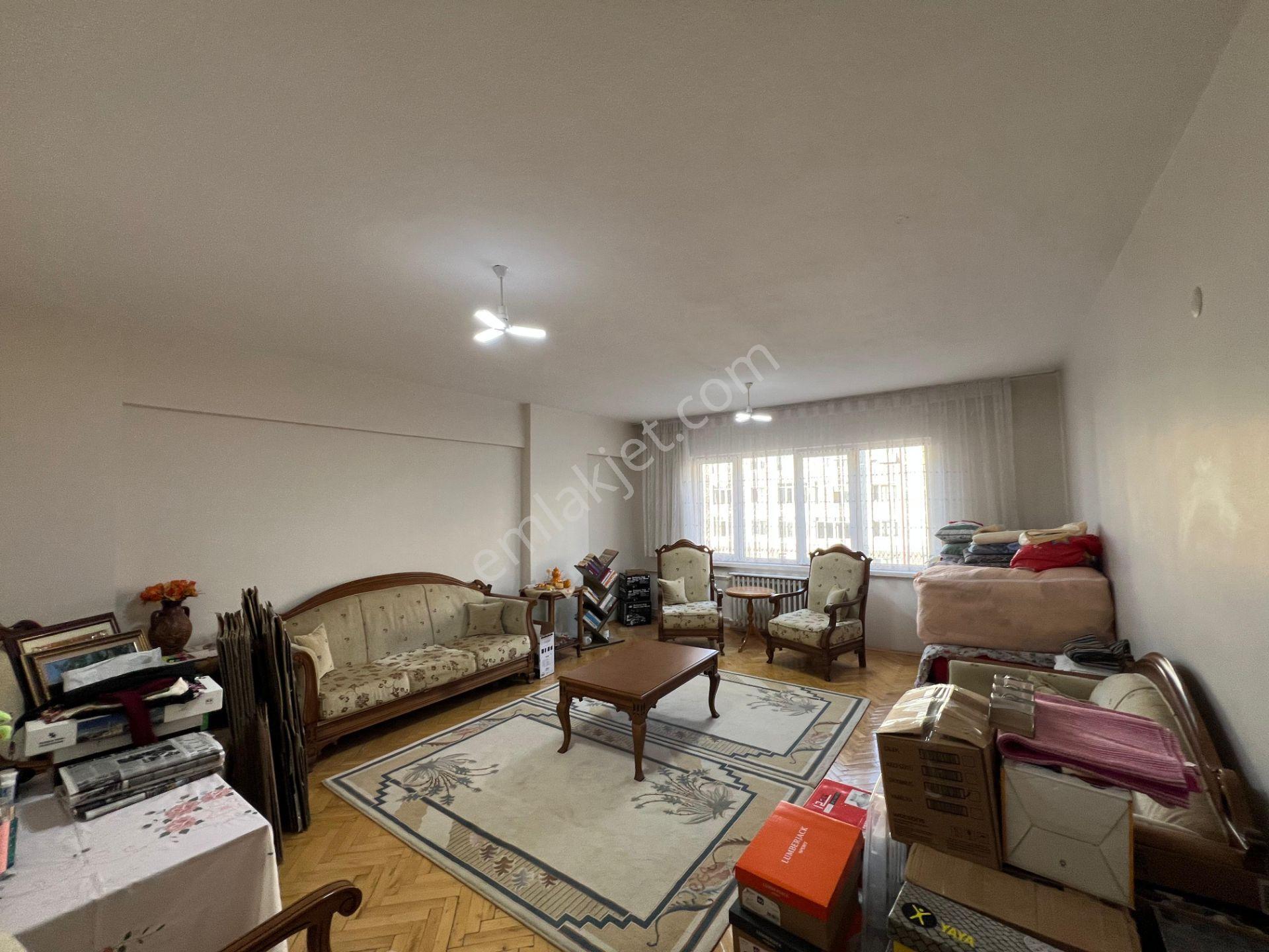 Akademi'den Cadde Üzeri Eşyalı Asansörlü Balkonlu Kiralık 3+1 Daire - Görsel 2