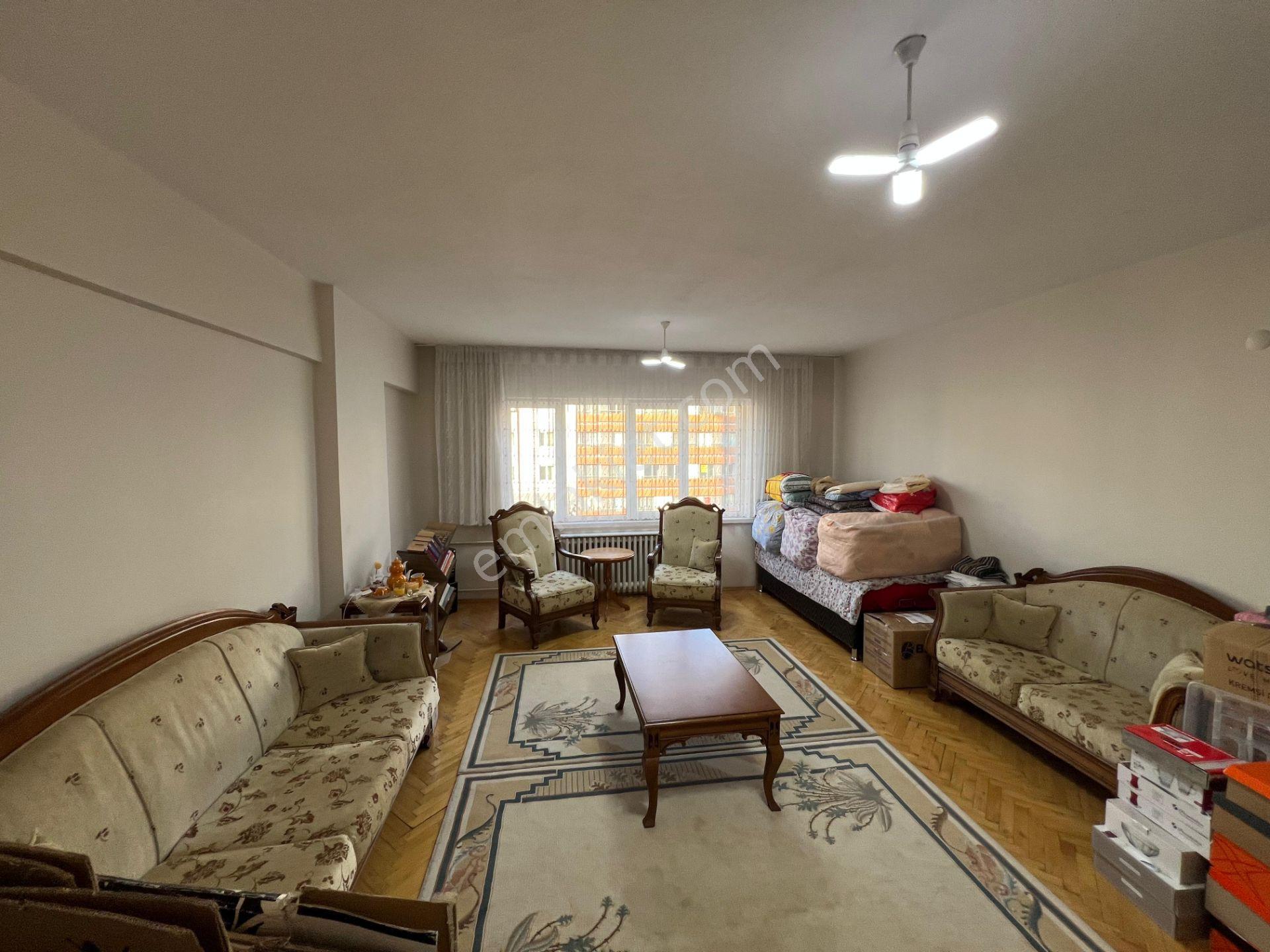 Akademi'den Cadde Üzeri Eşyalı Asansörlü Balkonlu Kiralık 3+1 Daire