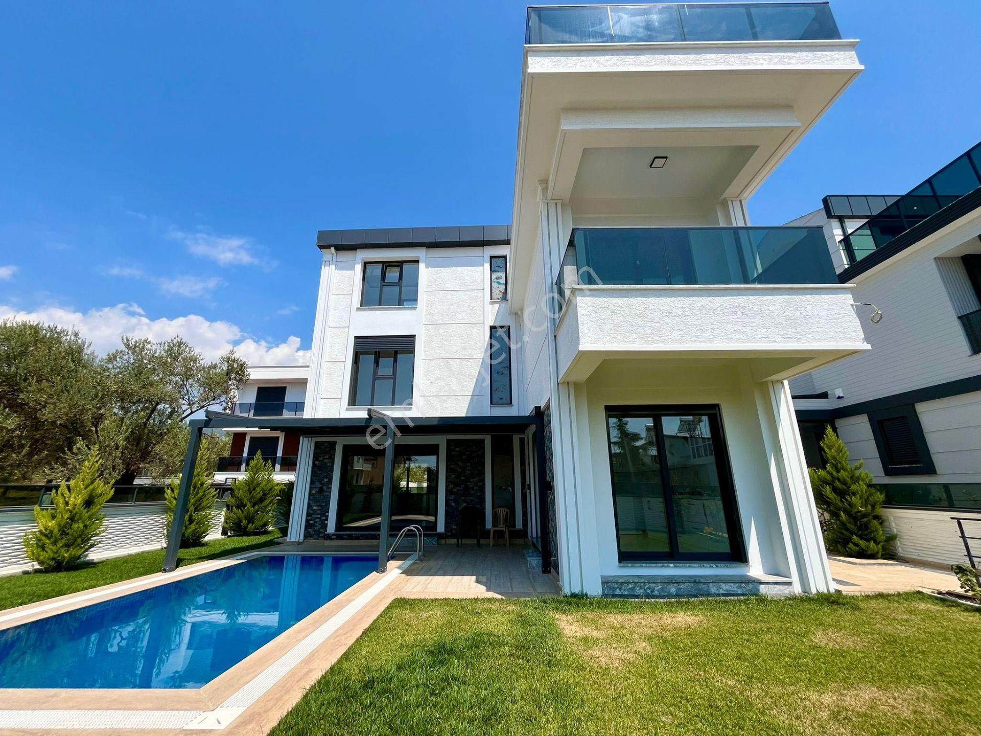 Yükselden Havuzlu Kapalı Otopark Ayrı Mutfak Kusursuz 5+1 Villa - Görsel 3