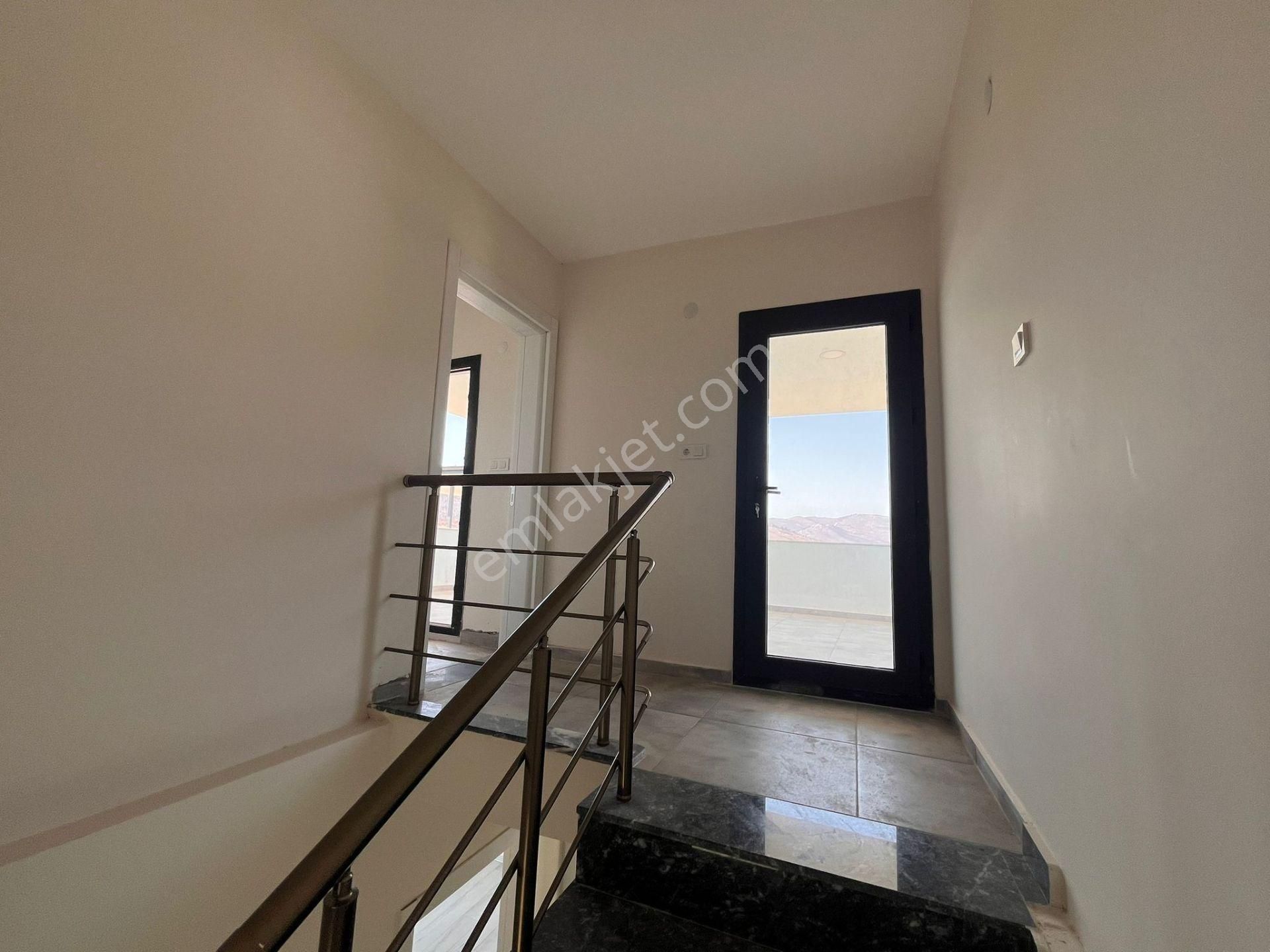 Seferihisar Cumhuriyette Geniş Bahçeli Sıfır 3+1 Villalar - Görsel 26