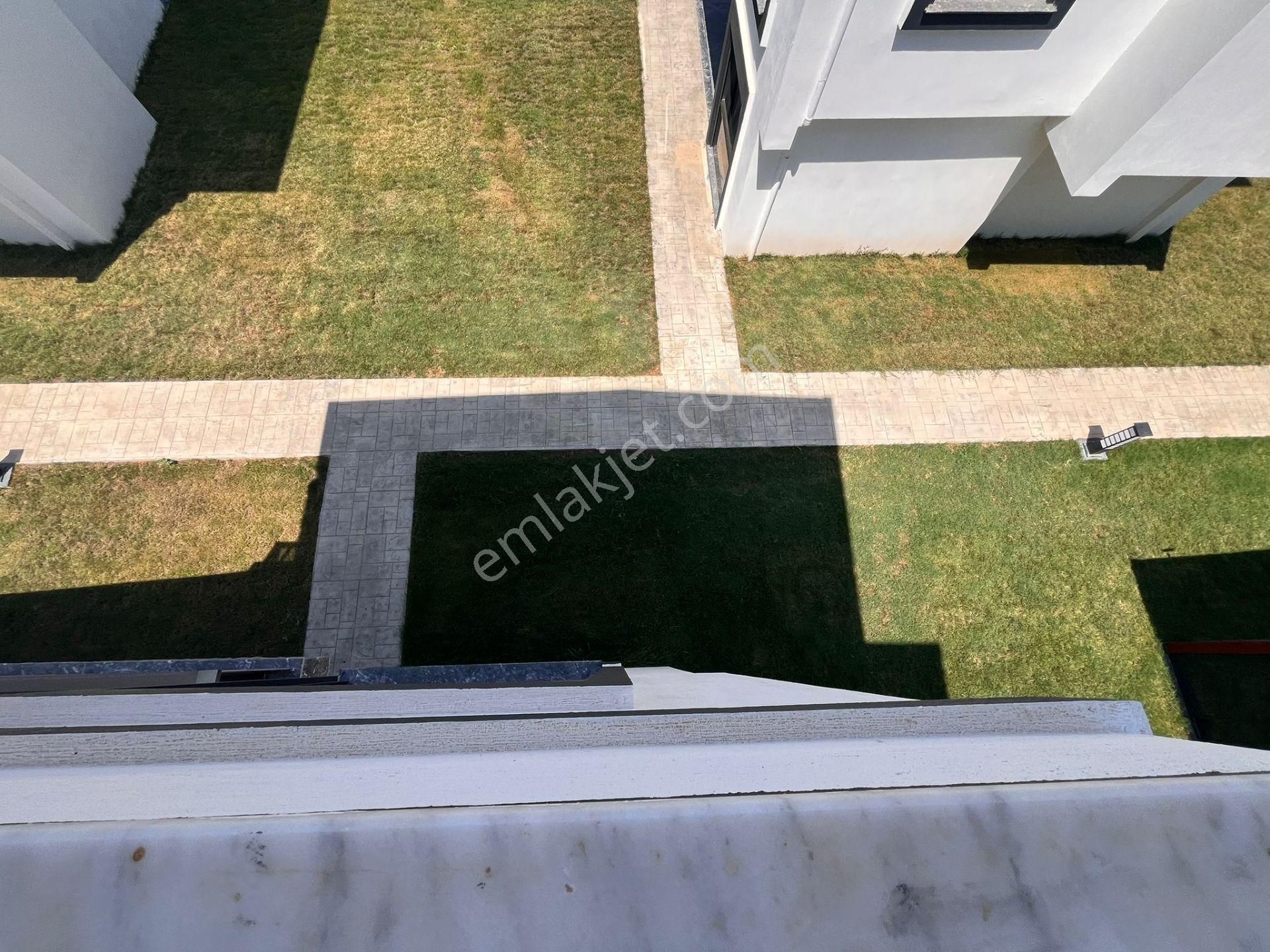 Seferihisar Cumhuriyette Geniş Bahçeli Sıfır 3+1 Villalar - Görsel 28