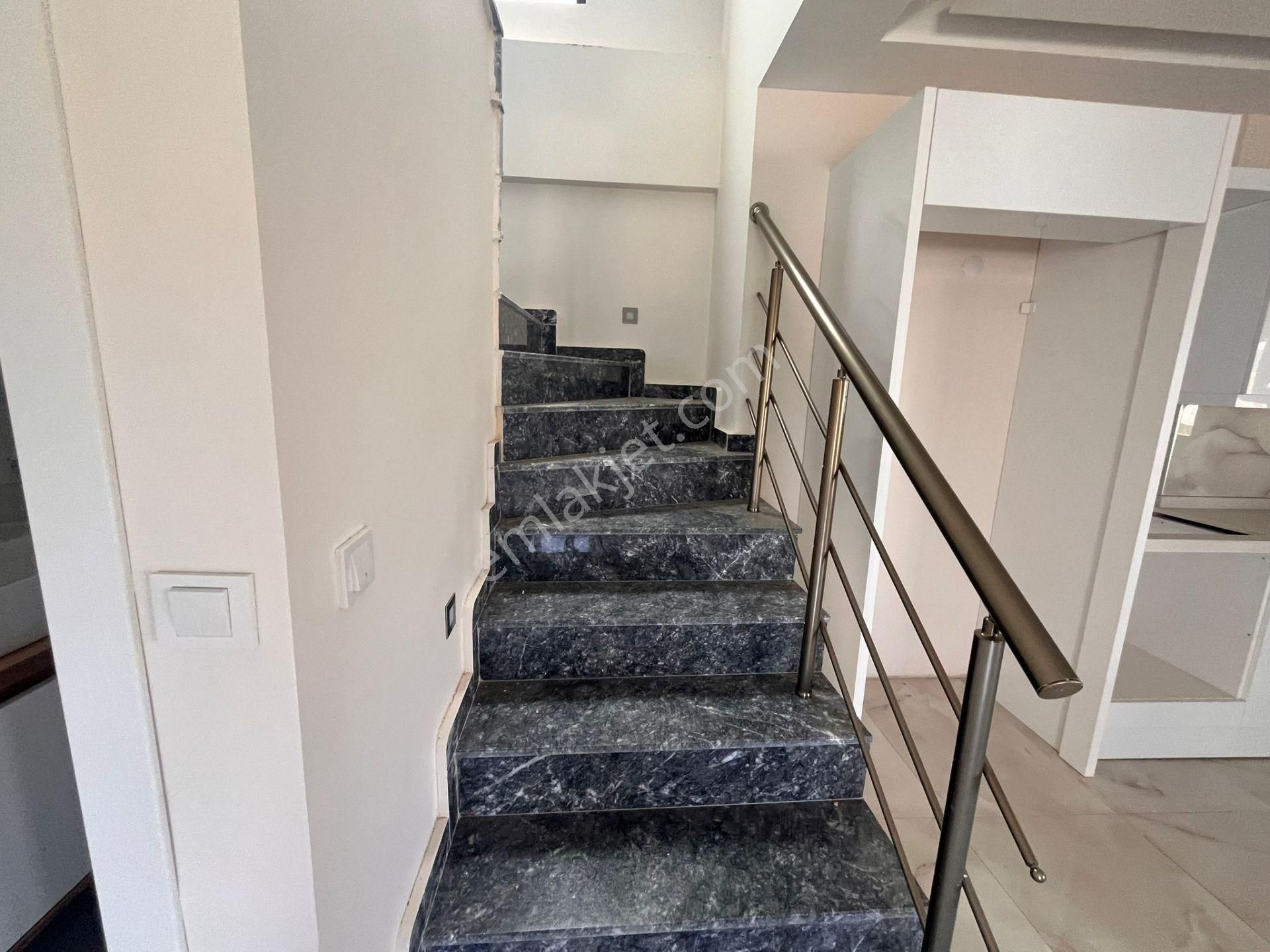 Seferihisar Cumhuriyette Geniş Bahçeli Sıfır 3+1 Villalar - Görsel 14