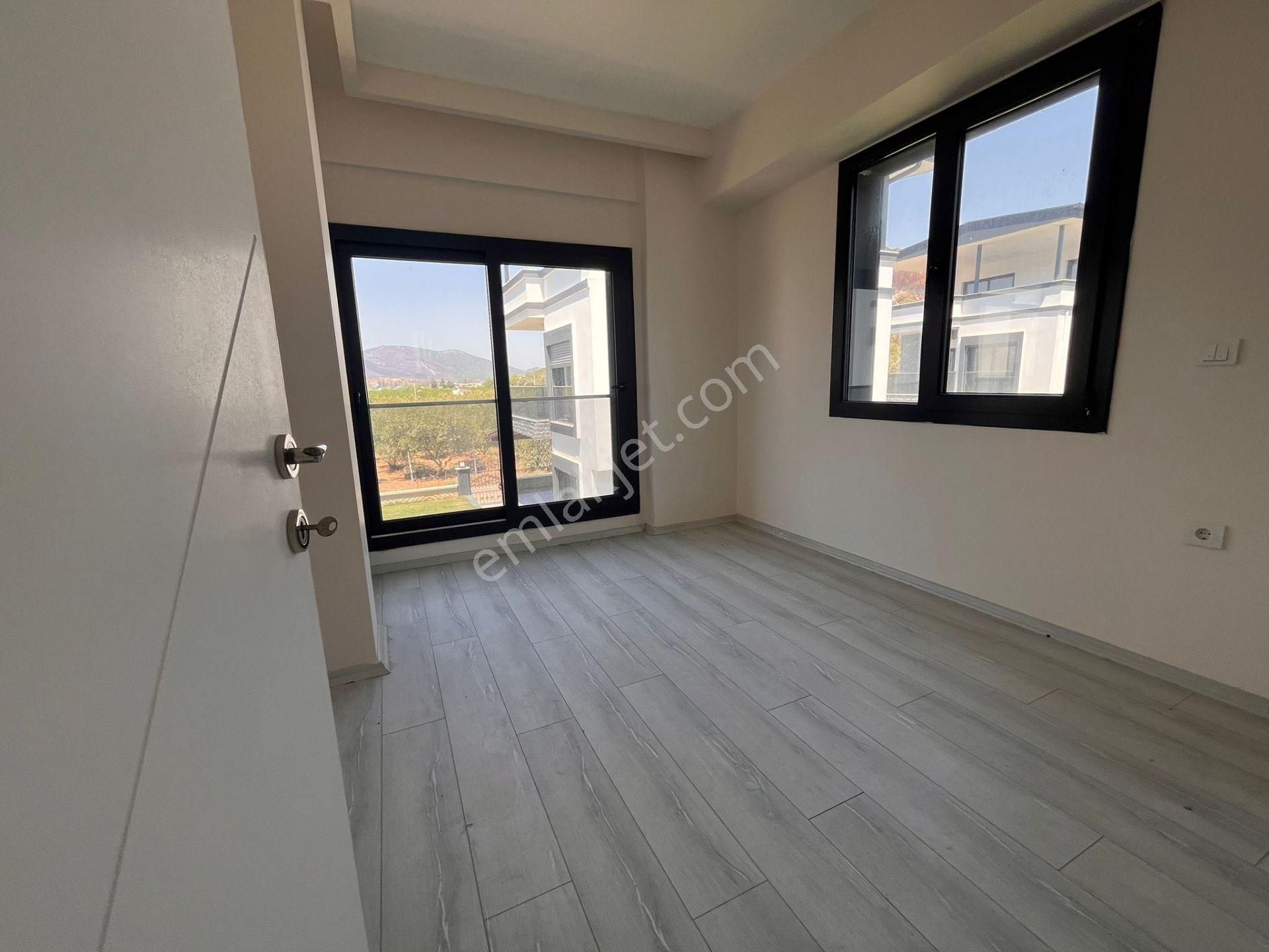 Seferihisar Cumhuriyette Geniş Bahçeli Sıfır 3+1 Villalar - Görsel 16