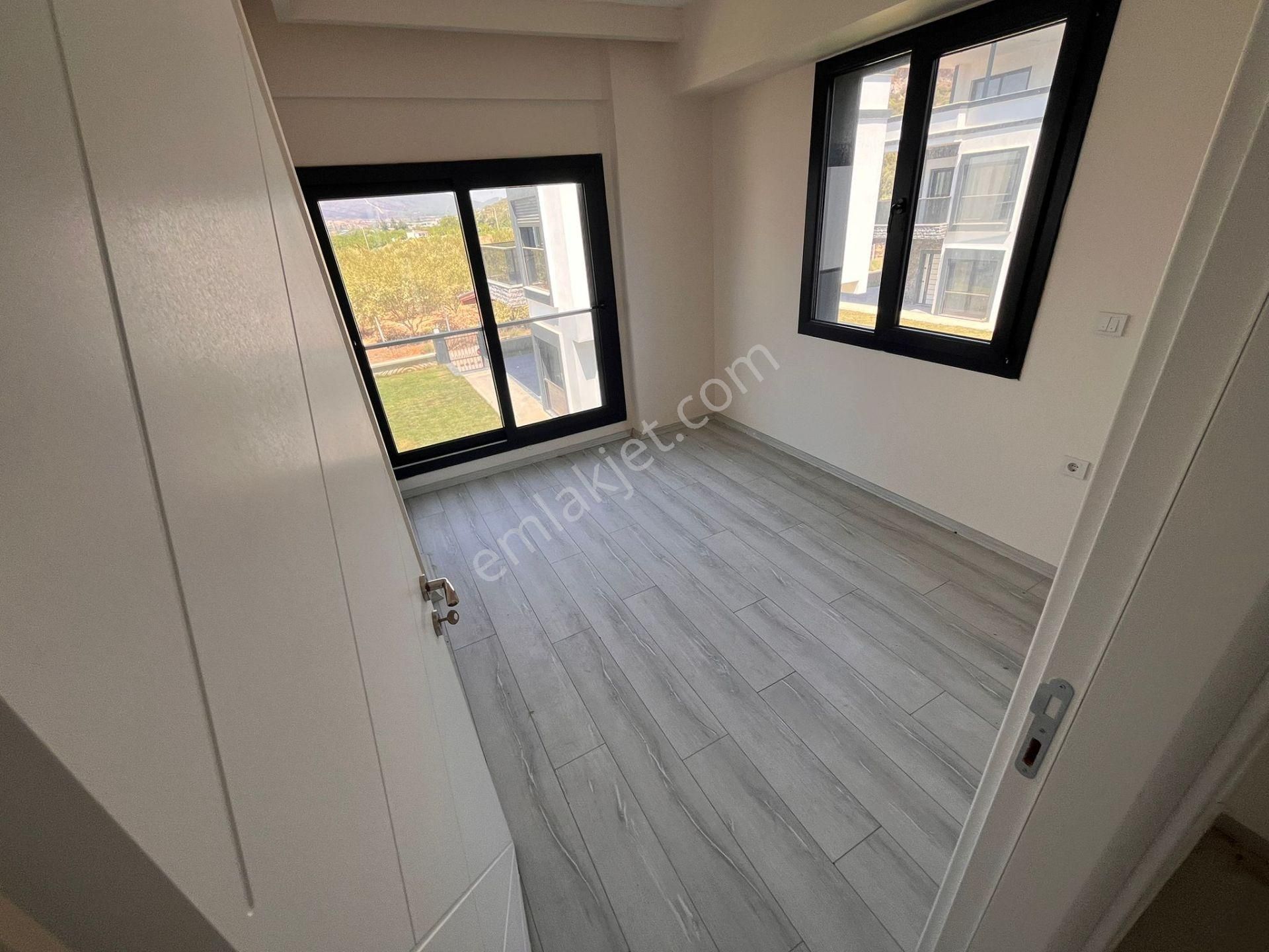 Seferihisar Cumhuriyette Geniş Bahçeli Sıfır 3+1 Villalar - Görsel 19