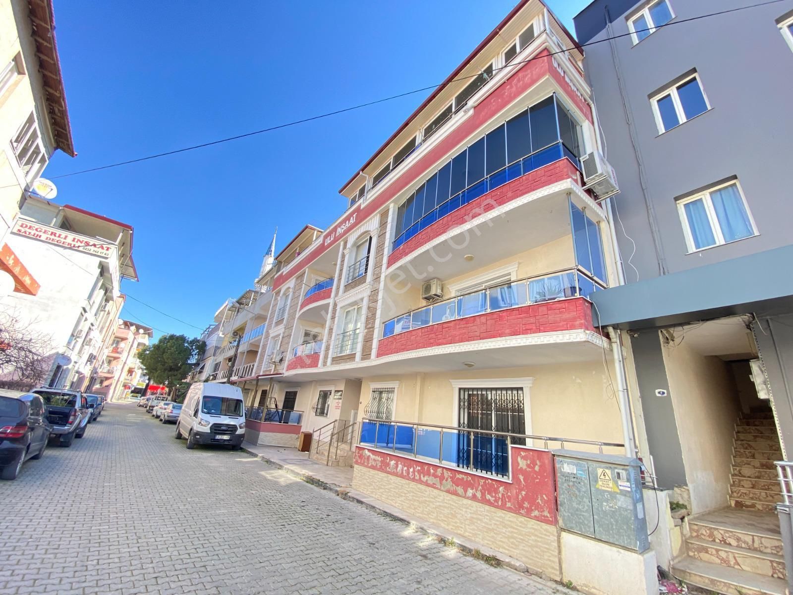 Yörükoğlu Emlaktan Ürkmezde Sahile 600 Metre Ara Kat 2+1 Daire