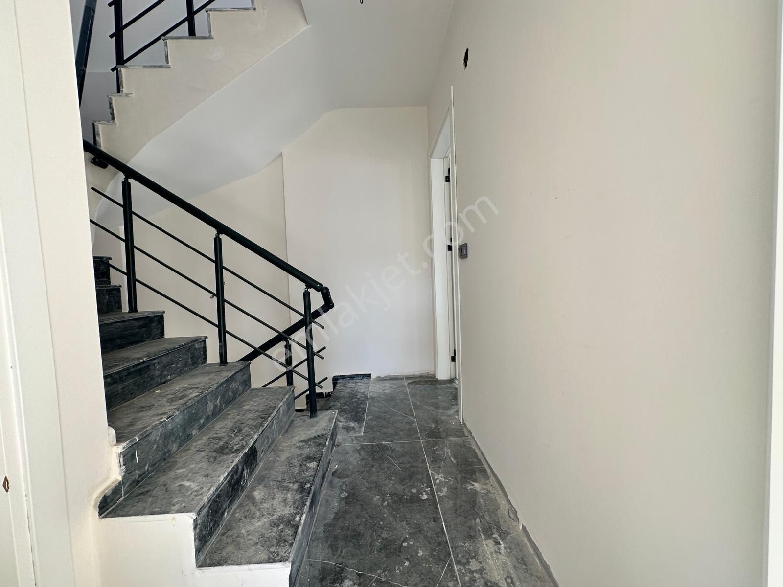 Ürkmez De Sahile Yakın Genil Bahçeli Sıfır Yazlık - Görsel 20