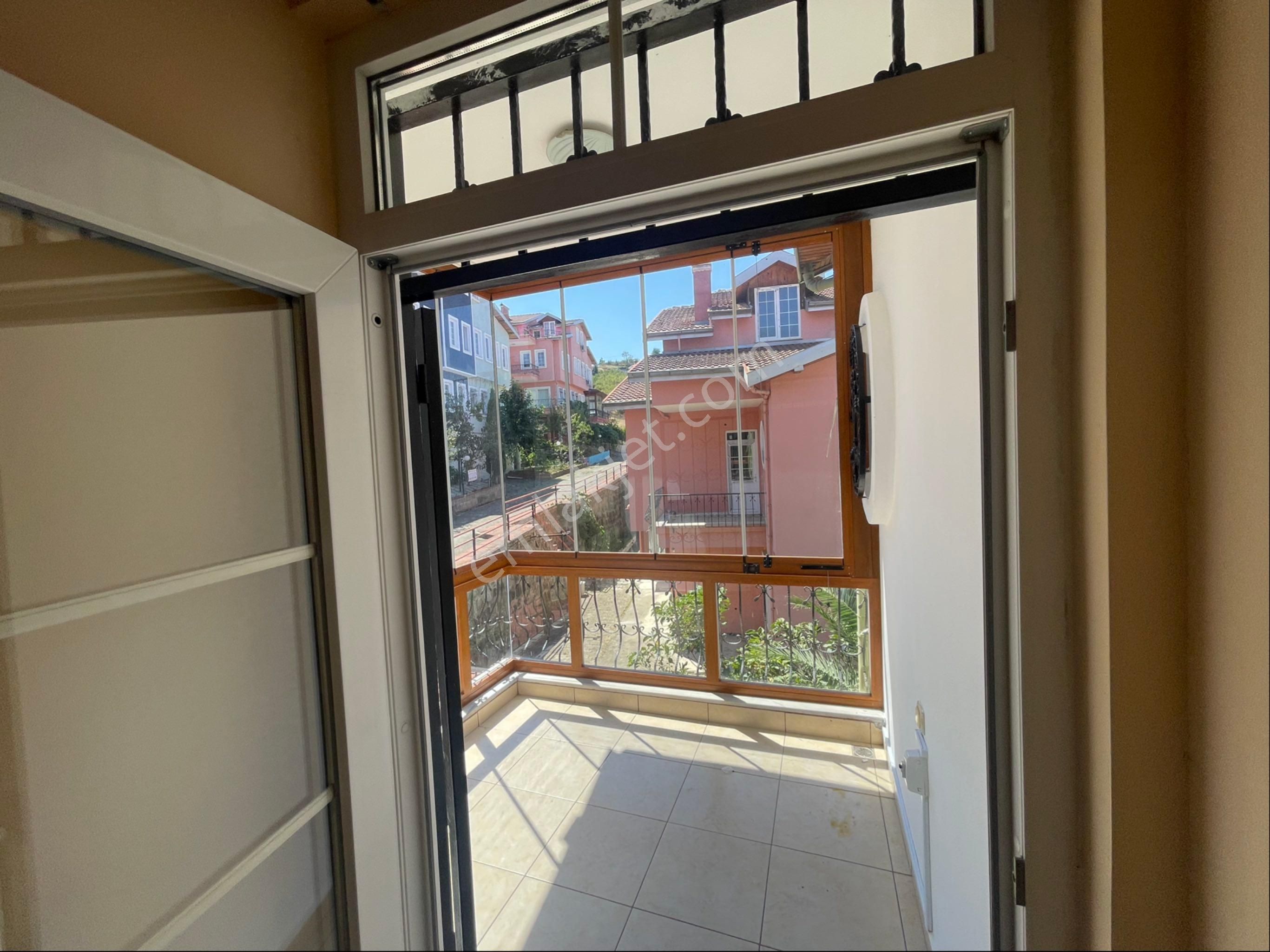 Yıldızlı'da Kiralık 4+1 Deniz Manzaralı Tripleks Villa - Görsel 23