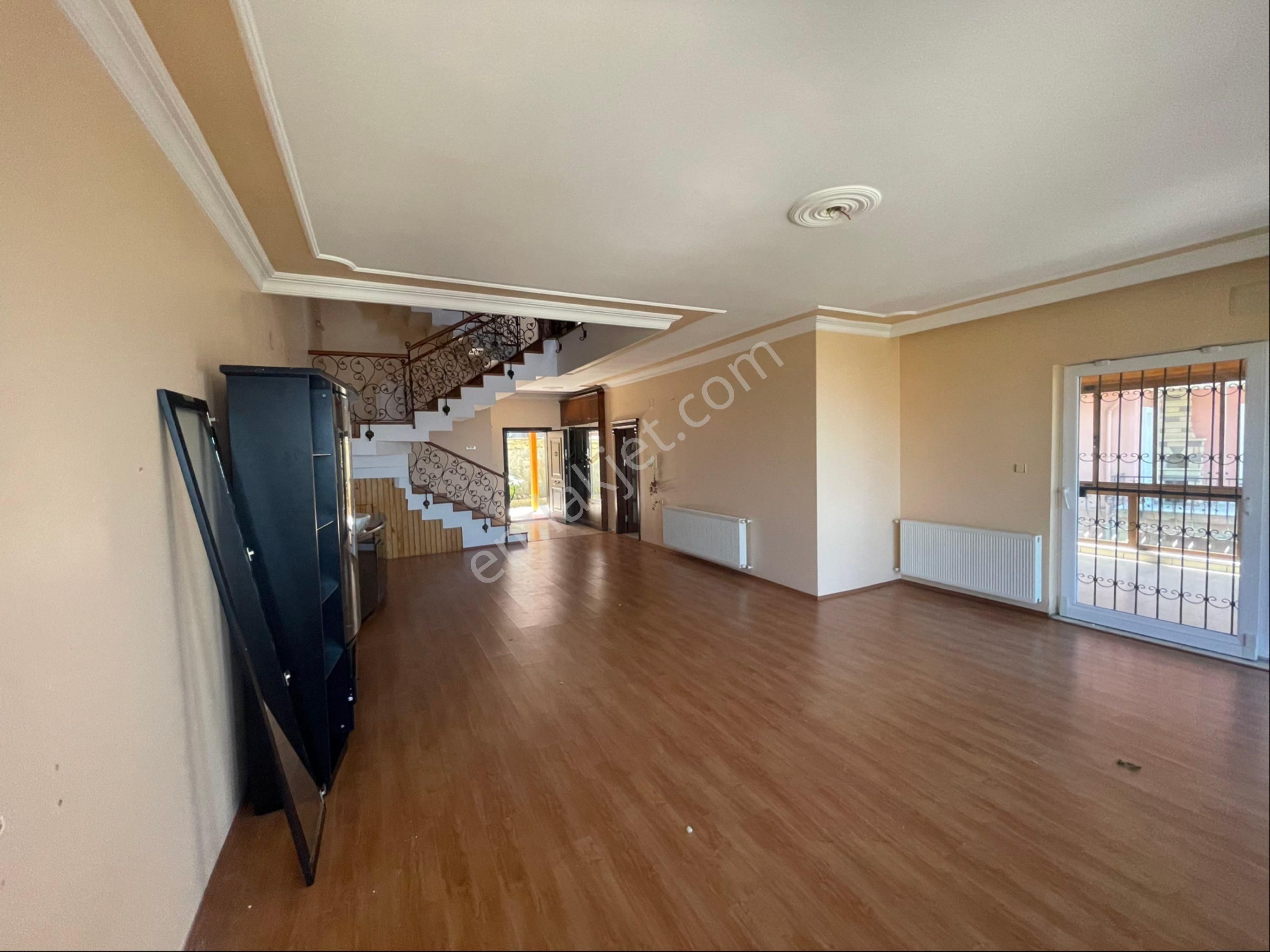 Yıldızlı'da Kiralık 4+1 Deniz Manzaralı Tripleks Villa - Görsel 16