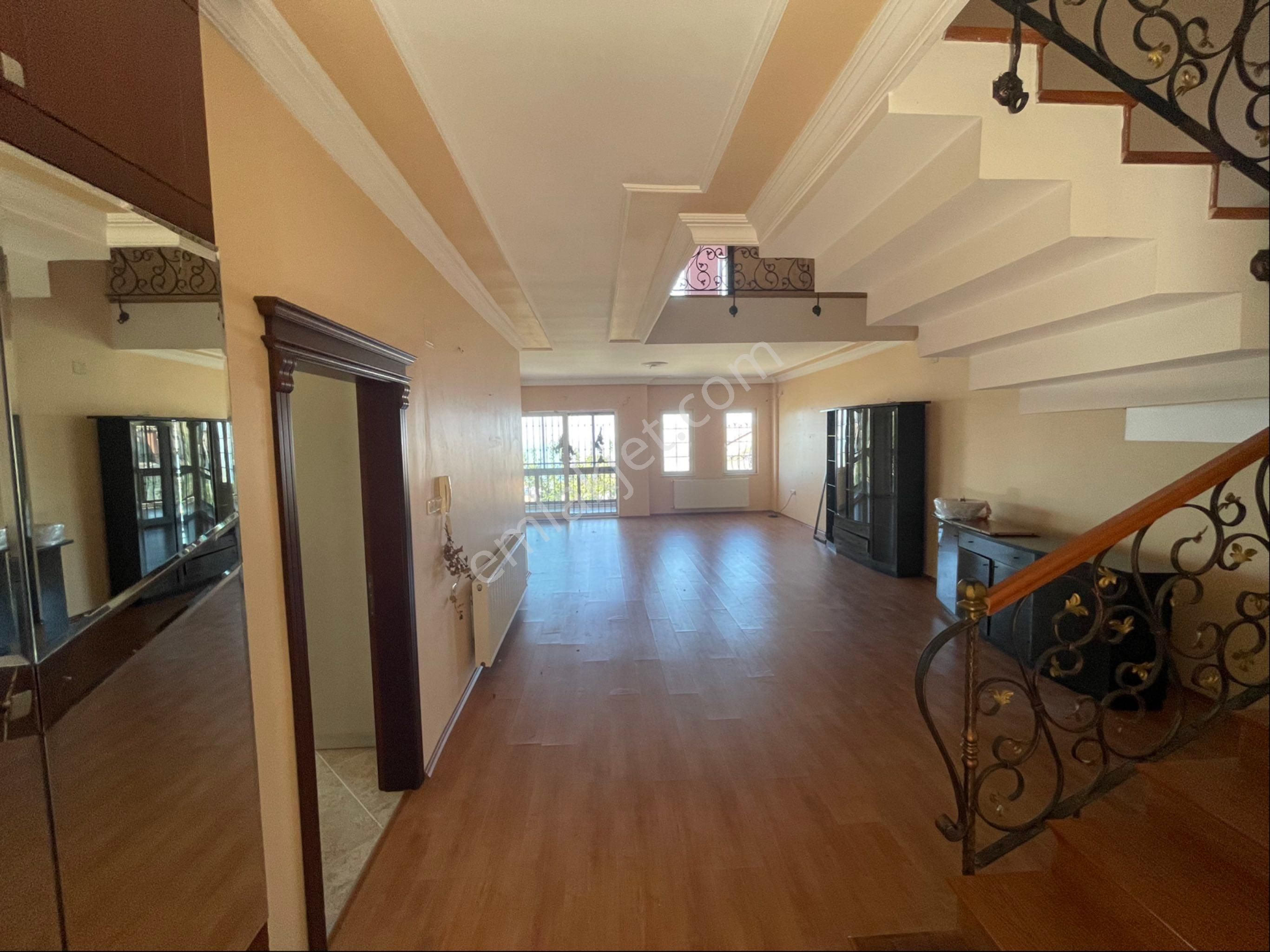 Yıldızlı'da Kiralık 4+1 Deniz Manzaralı Tripleks Villa - Görsel 4