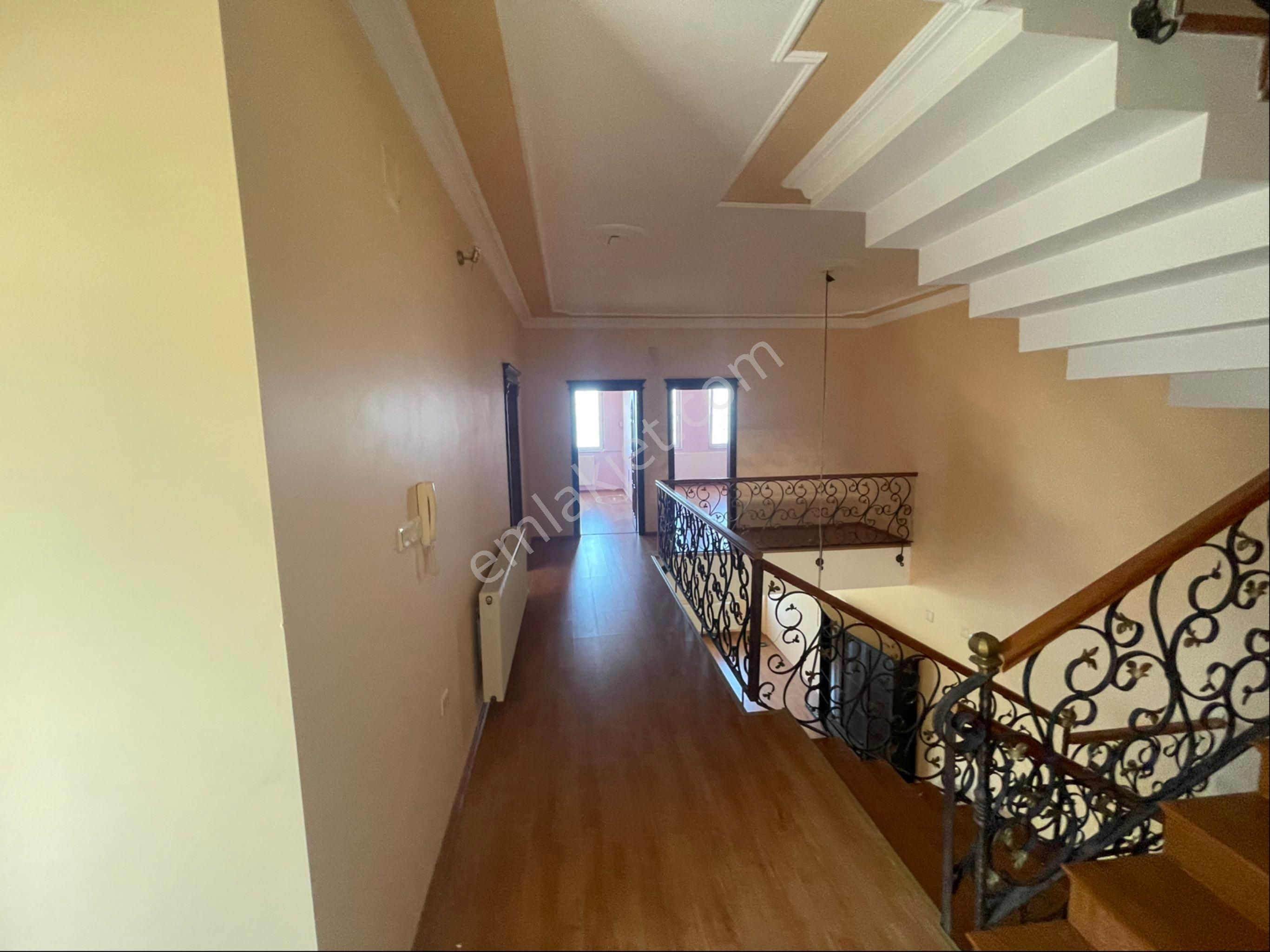 Yıldızlı'da Kiralık 4+1 Deniz Manzaralı Tripleks Villa - Görsel 22