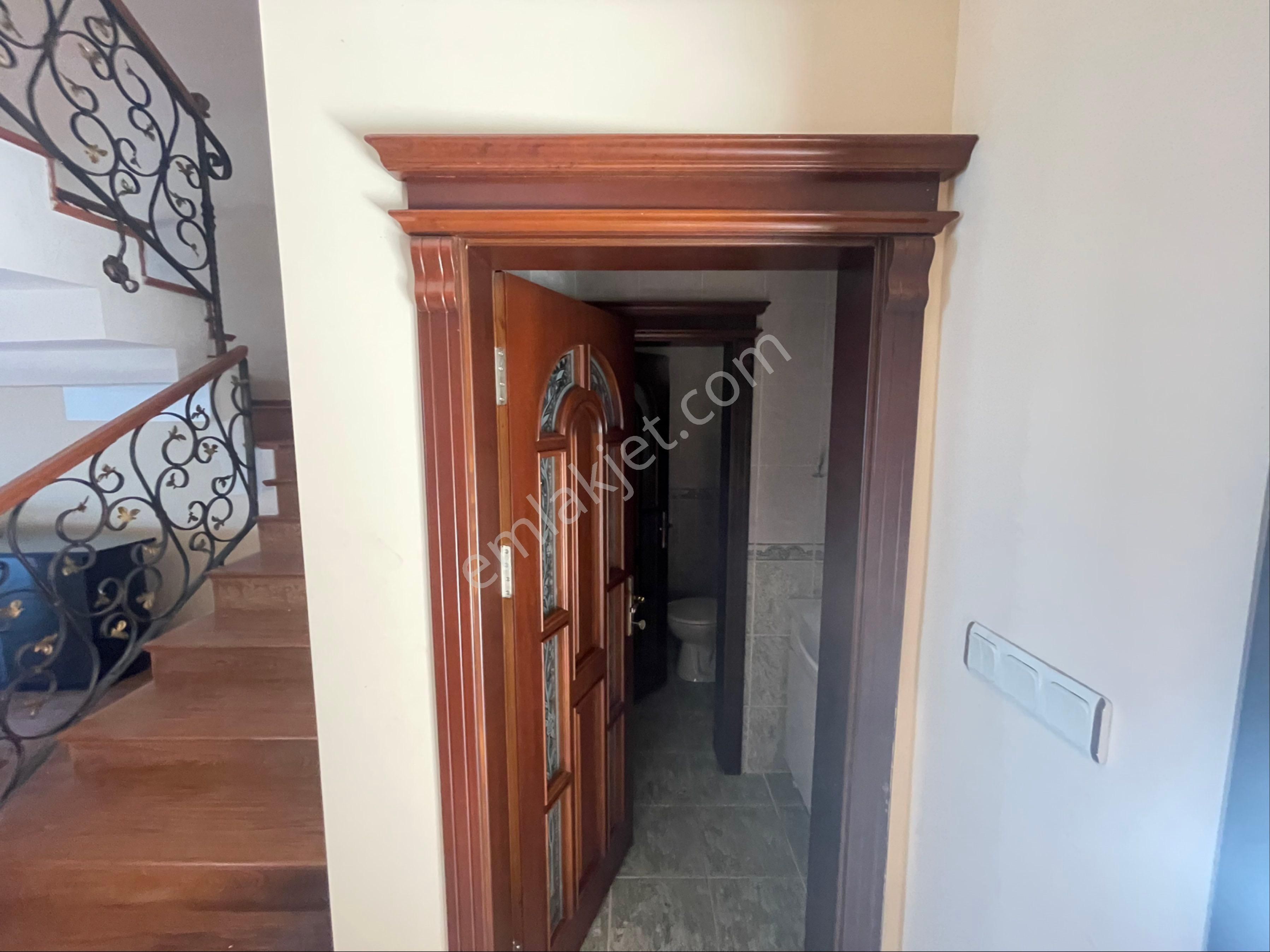 Yıldızlı'da Kiralık 4+1 Deniz Manzaralı Tripleks Villa - Görsel 8