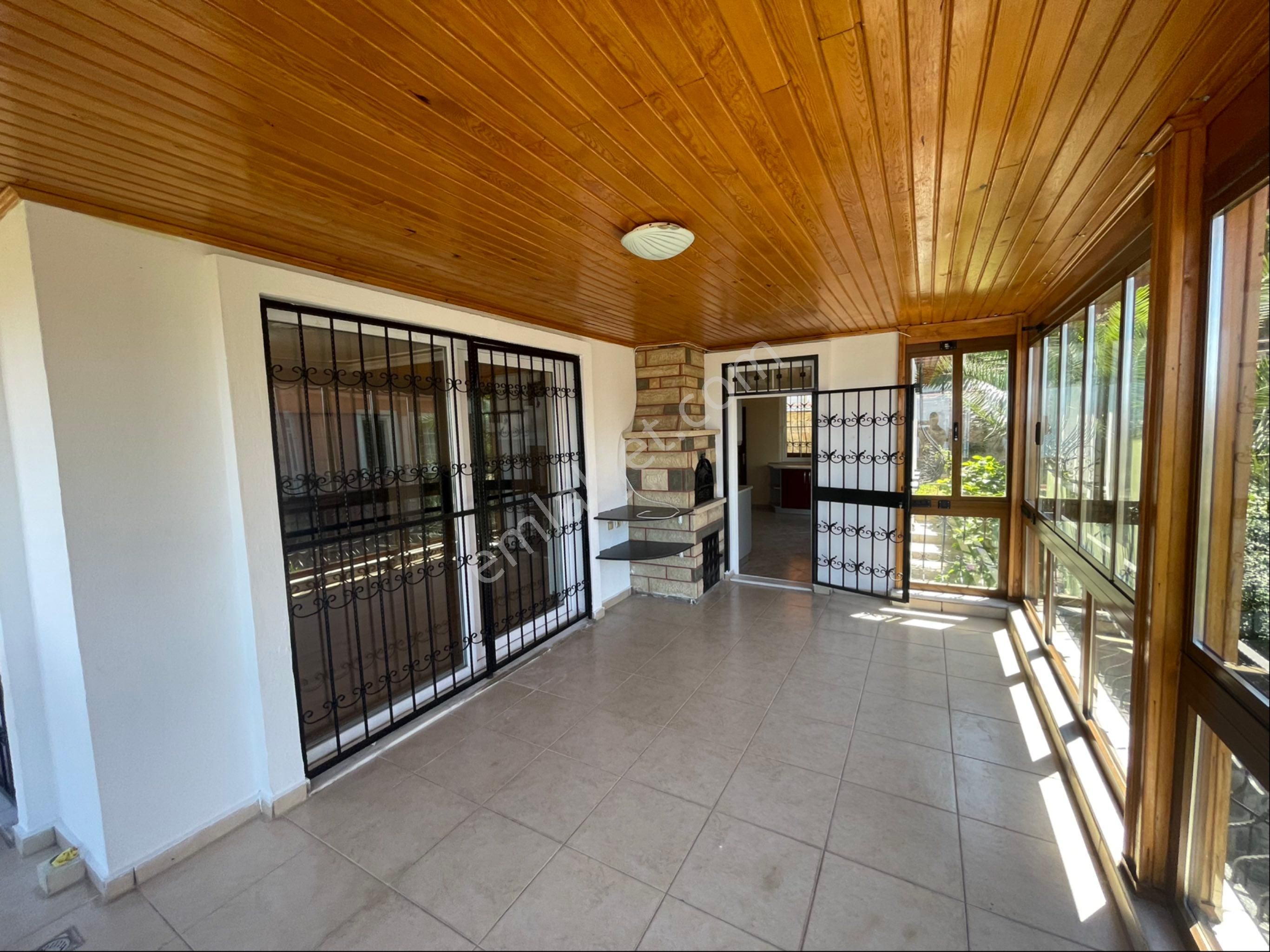 Yıldızlı'da Kiralık 4+1 Deniz Manzaralı Tripleks Villa - Görsel 15