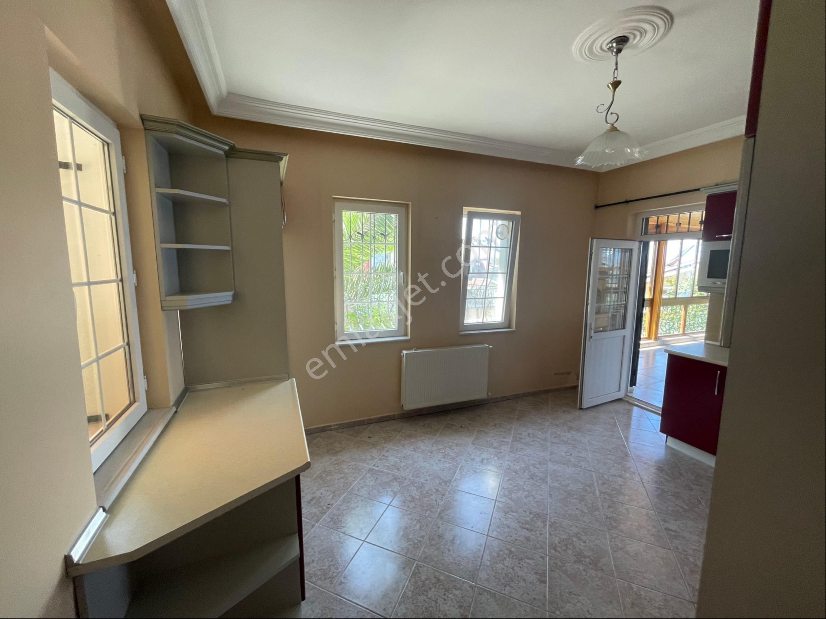 Yıldızlı'da Kiralık 4+1 Deniz Manzaralı Tripleks Villa - Görsel 7