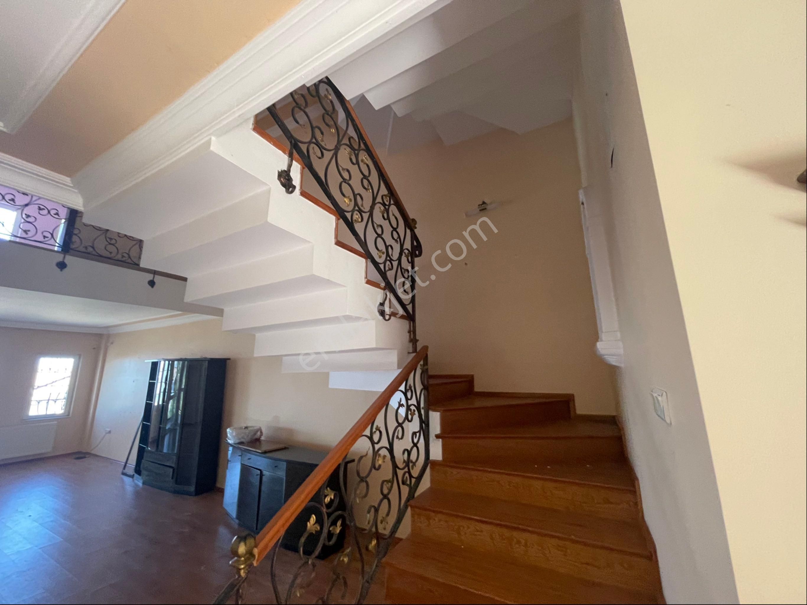 Yıldızlı'da Kiralık 4+1 Deniz Manzaralı Tripleks Villa - Görsel 9