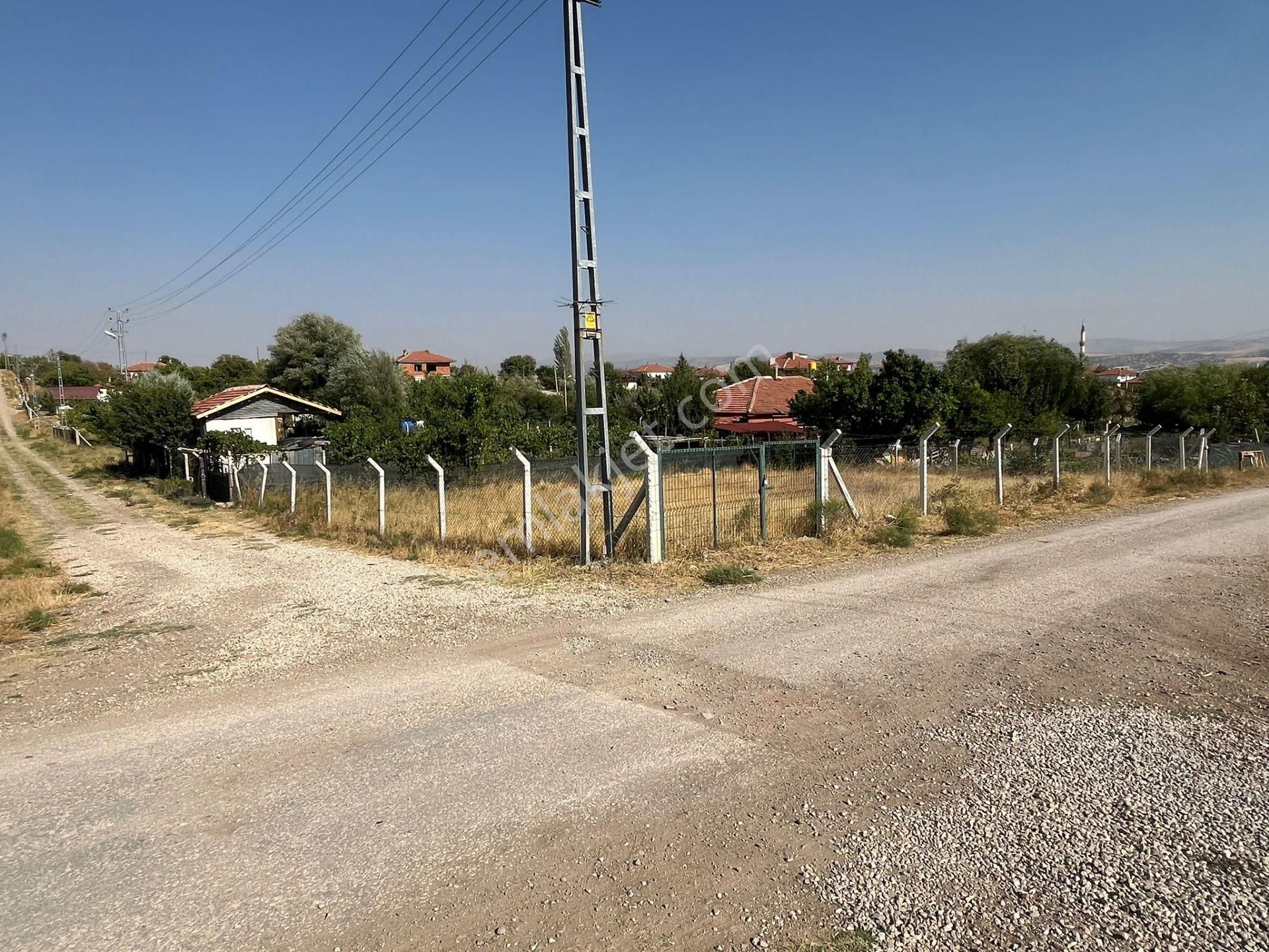 Nova'dan Cadde Cepheli 498 M2 Köşe Parsel Arsa