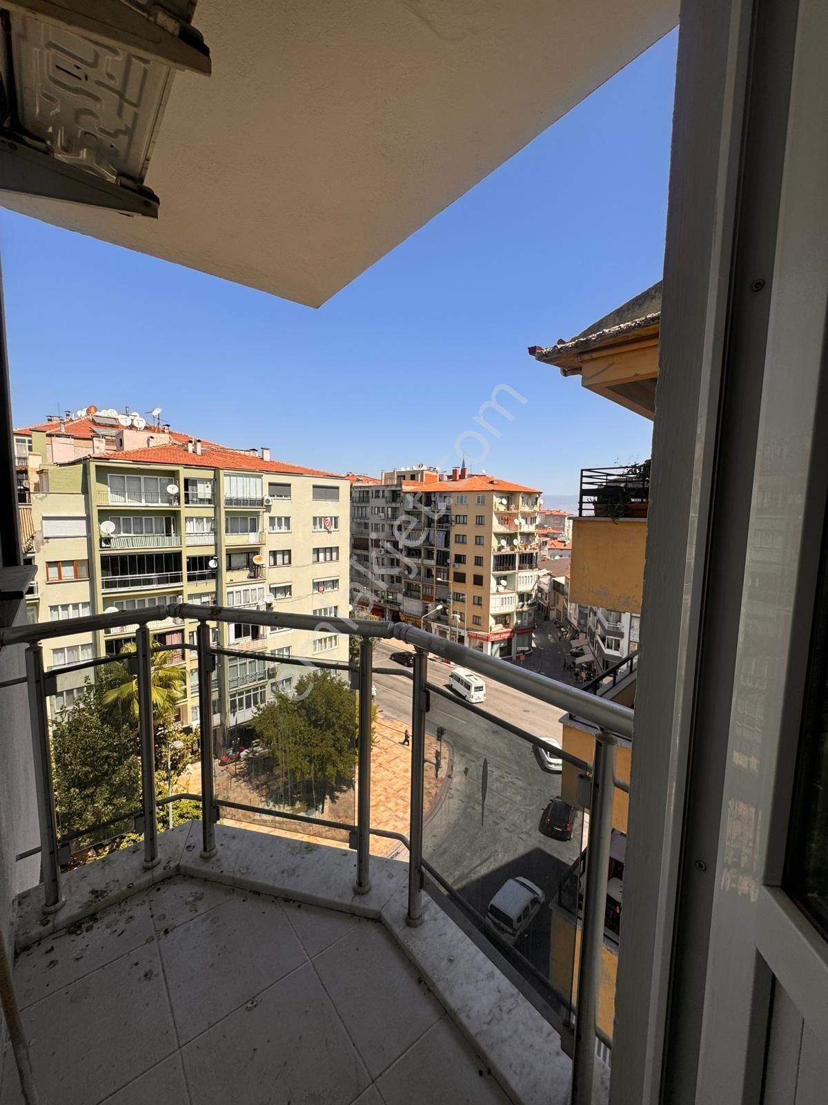 Şehir Merkezinde Arakat Geniş Balkonlu Daire - Görsel 4