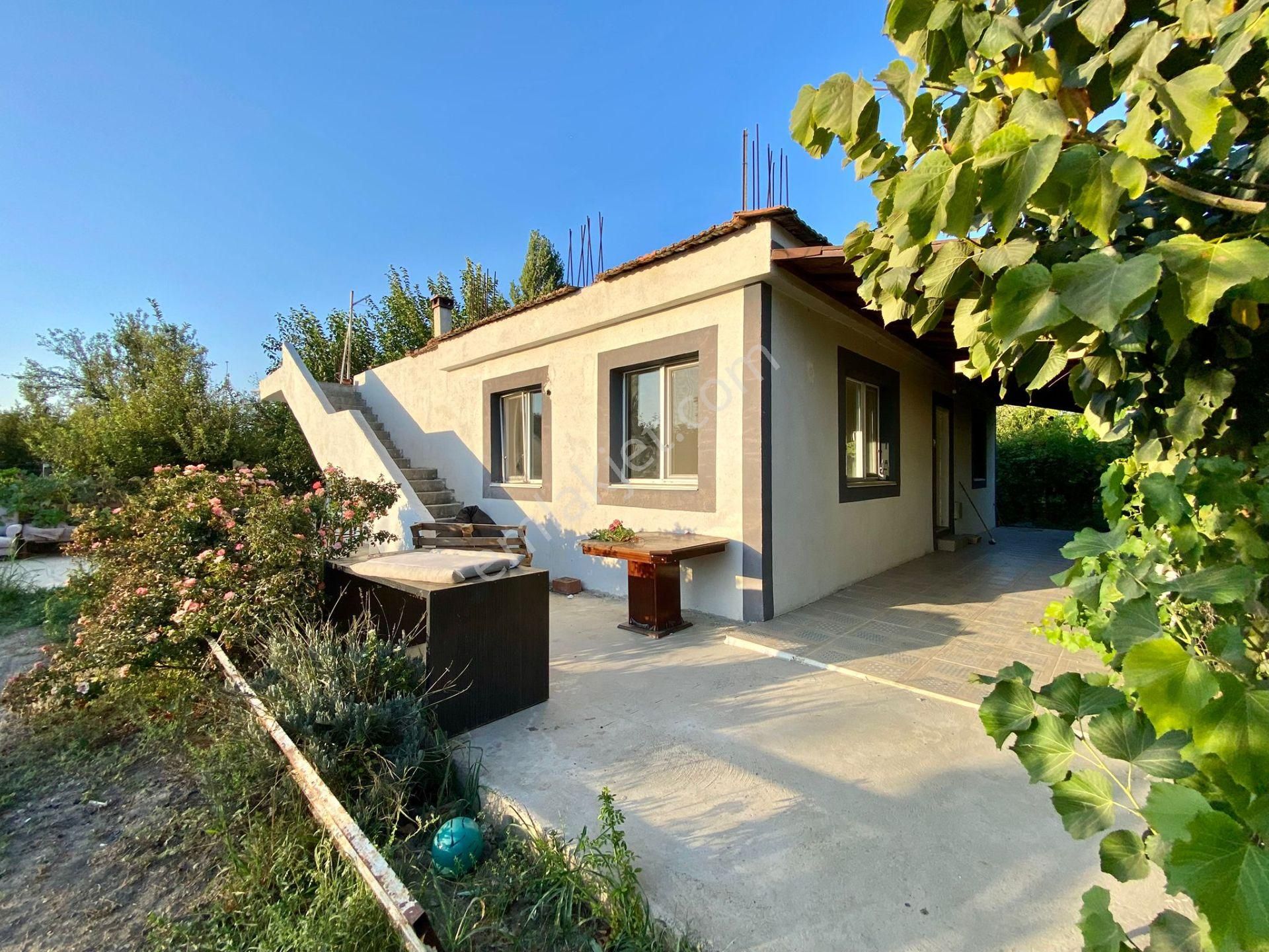 Kuşadası Kirazlı Köyü'nde Bahçeli Müstakil Satılık Ev