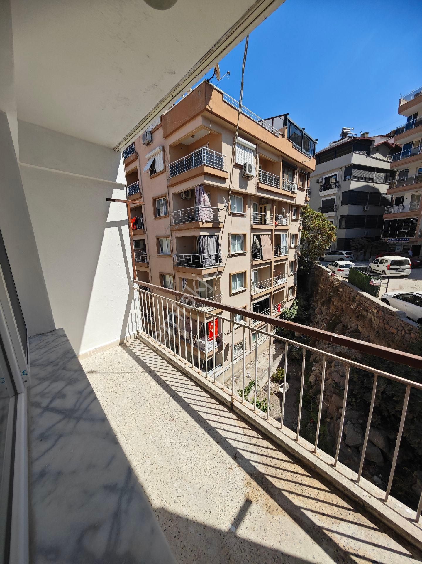 Dikili Ümmetoğlu'ndan 2+1 Ferah Daire Merkezi Konumda Denize Sahile 30 Metre - Görsel 18