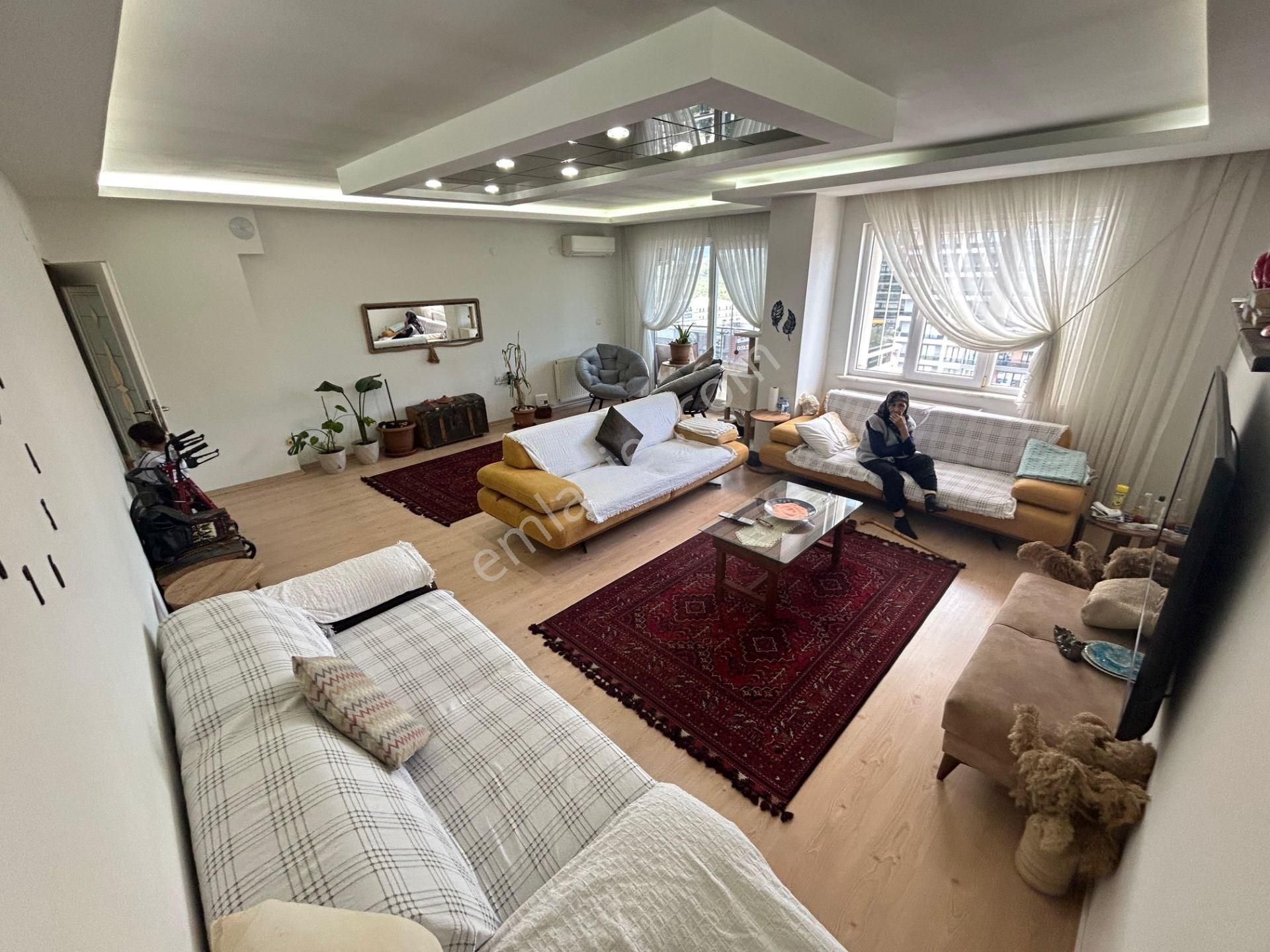 Yükselden Kadıköyün Nezih Konumunda Ayrı Mutfak Geniş 3+1 Daire*