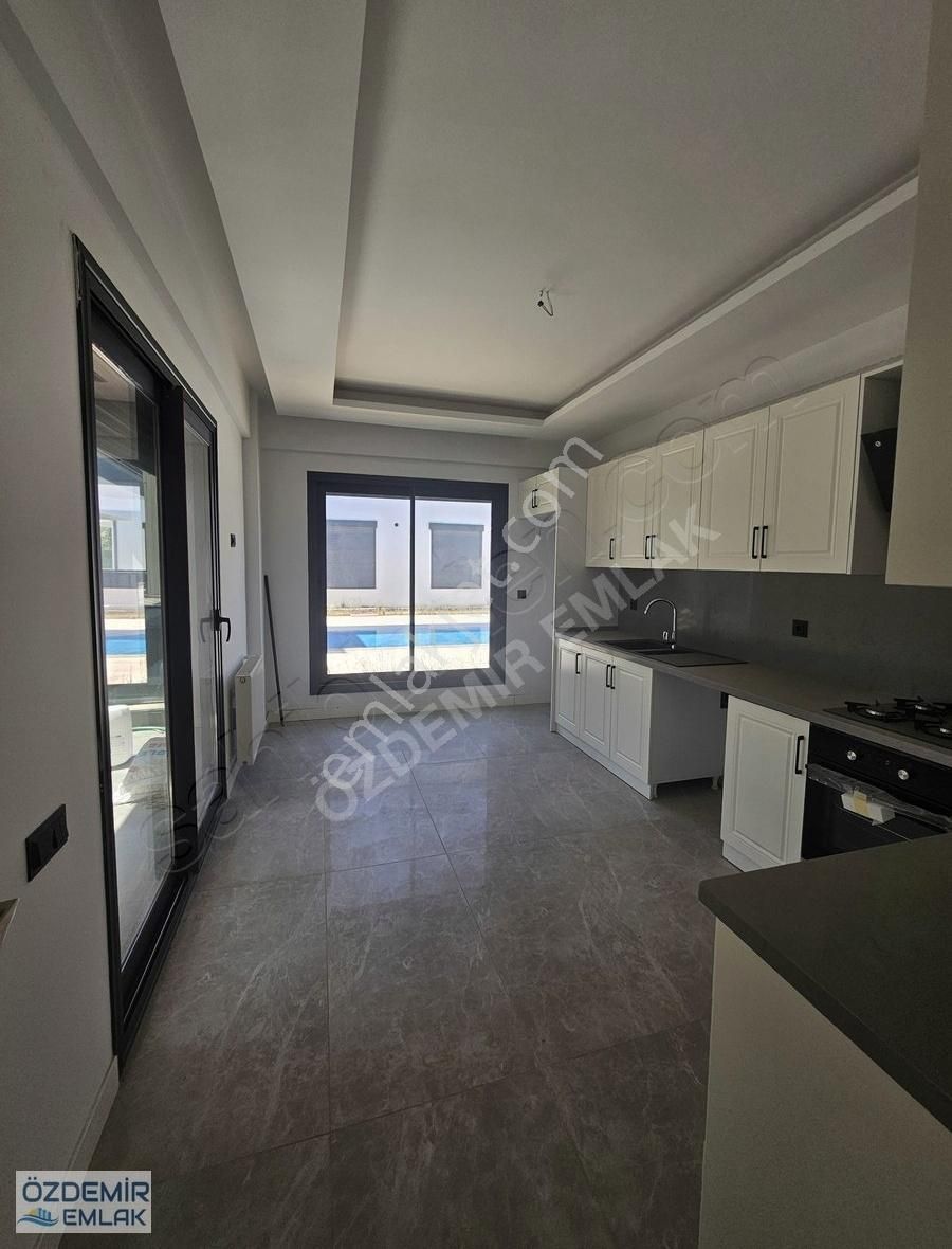 Havuzlu Butik Sitede Kapalı Mutfak Satılık 3+1 Dubleks Villa - Görsel 12