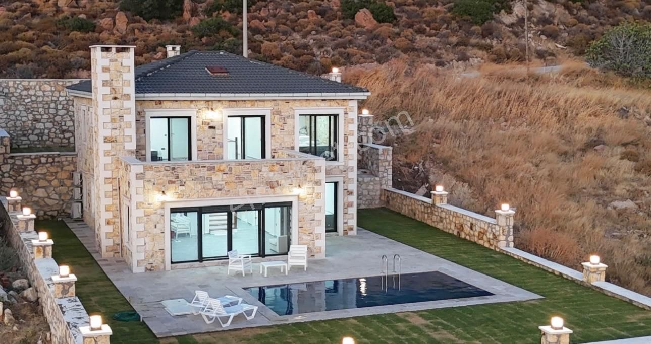 Eski Foça Da Kiralık Müstakil Havuzlu Terapi Jakuzili Taş Villa